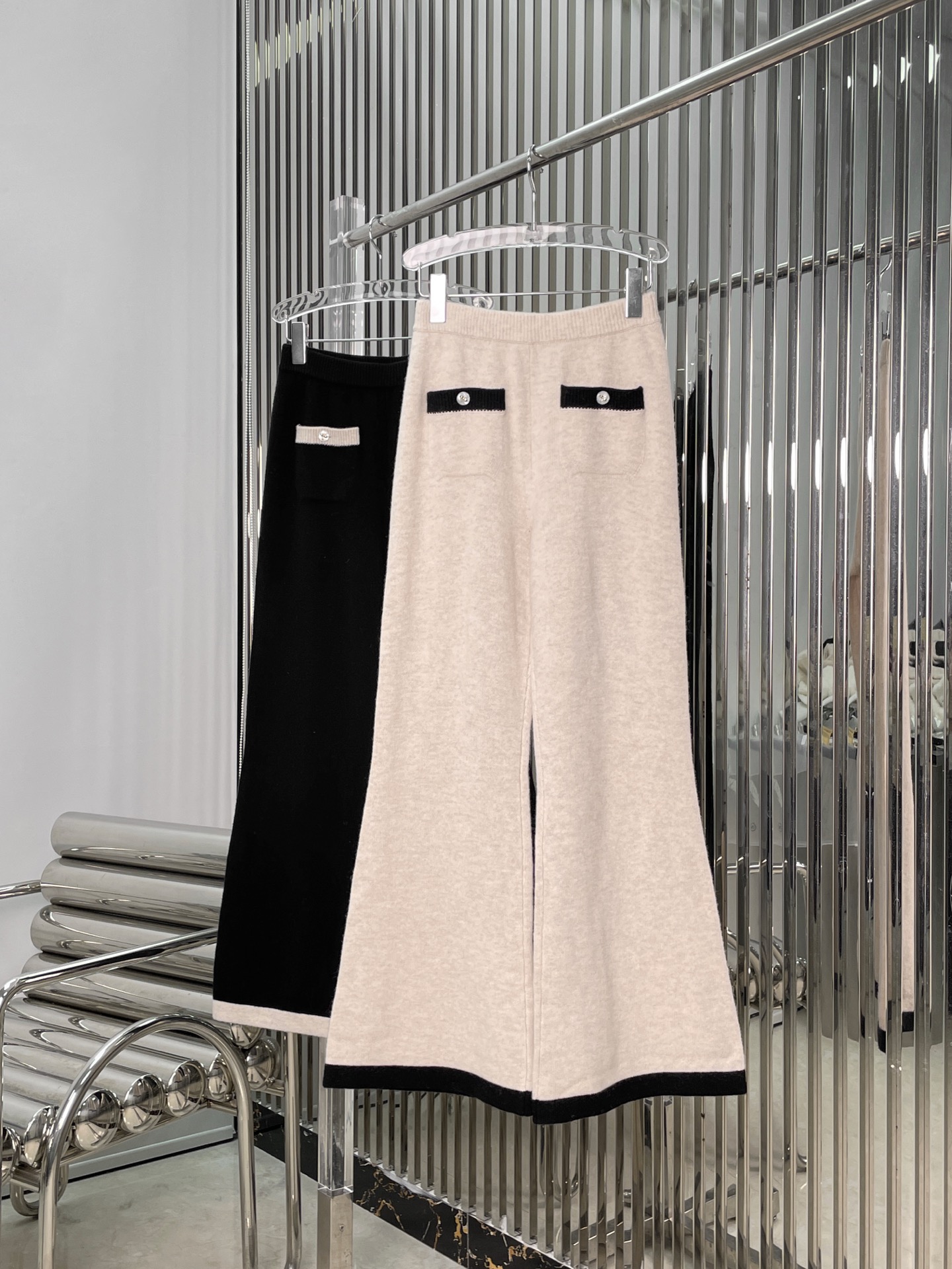 NO:589529,[Love] New style [Love]!  The latest CH 25NEW Xiaoxiangfeng cashmere knitted cardigan + skirt. Color black, apricot. Size SML,,skirts,alexander wang19860909[爱心]新款[爱心]！最新CH 25NEW 小香风羊绒针织开衫+半裙.颜色黑、杏.尺码SML,,skirts,alexander wang,Women's clothing