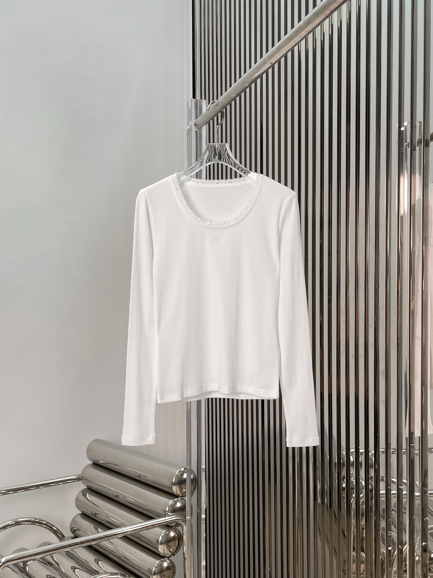 NO:590493,[Love] New style [Love]!  The latest CE 25NEW Arc de Triomphe embroidered lace splicing bottoming top. Size SML.,,alexander wang19860909[爱心]新款[爱心]！最新CE 25NEW 凯旋门刺绣蕾丝拼接打底上衣.尺码SML.,,alexander wang,Women's clothing