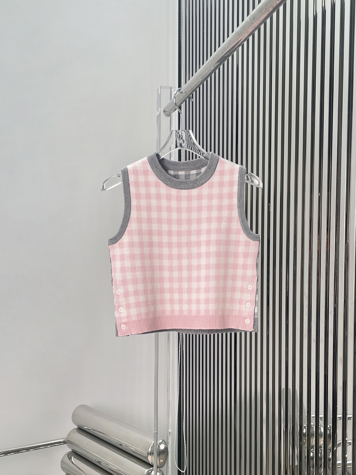 NO:590909,[Love] New style [Love]!  The latest TB 25NEW color block checkerboard knitted vest. Size SML,,alexander wang19860909[爱心]新款[爱心]！最新TB 25NEW 拼色棋盘格针织背心.尺码SML,,alexander wang,Women's clothing