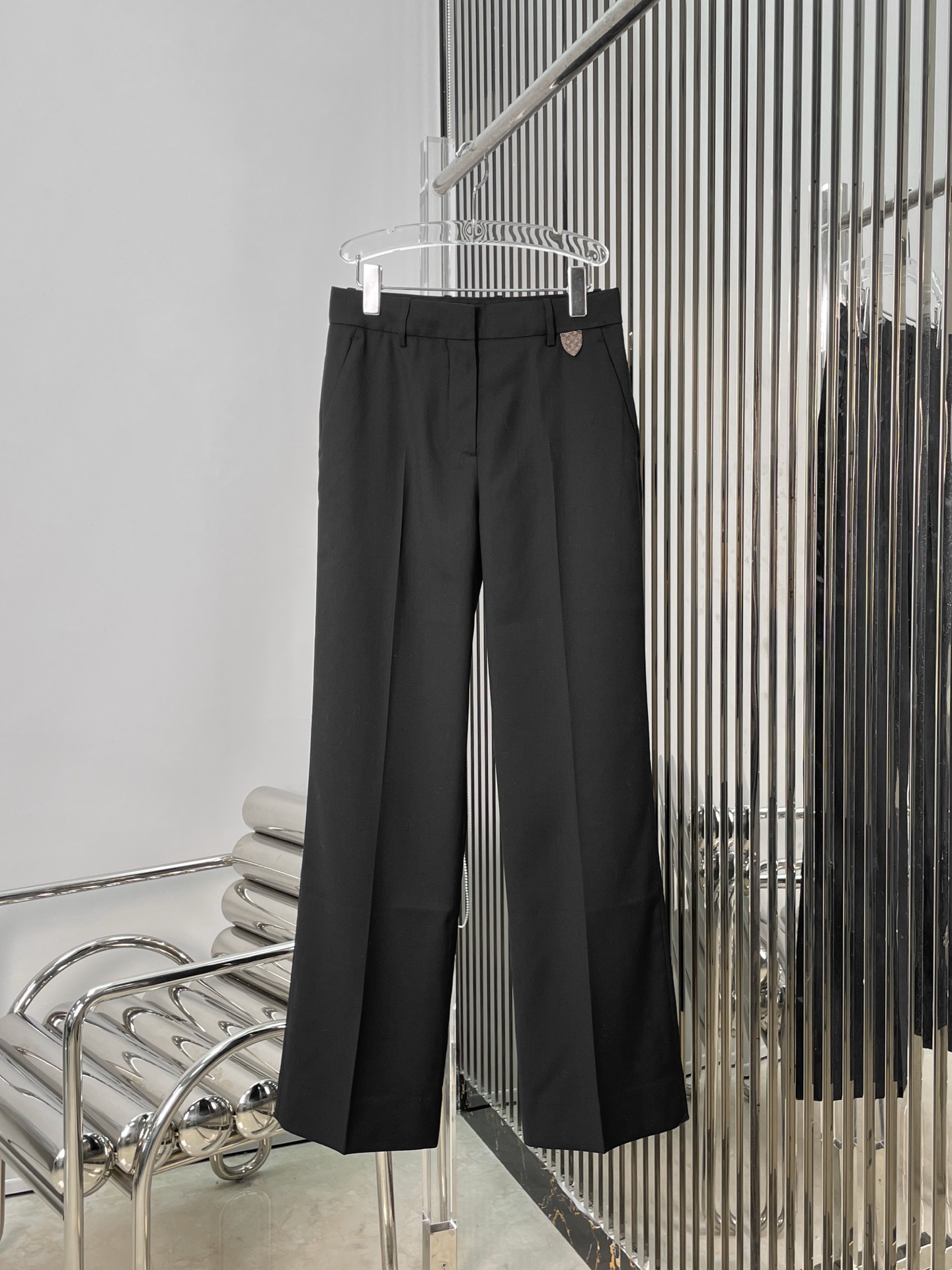 NO:591876,[Love] New style [Love]!  The latest L 25NEW old flower leather brand worsted wool bootcut trousers. Size SML.,,alexander wang19860909[爱心]新款[爱心]！最新L 25NEW 老花皮牌精纺羊毛微喇西裤.尺码SML.,,alexander wang,Women's clothing