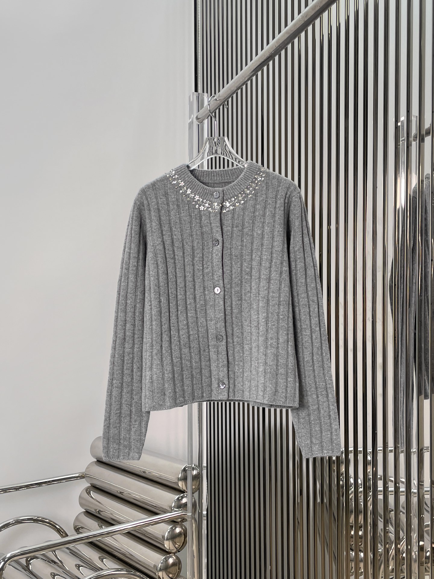 NO:605577,[Love] New style [Love]!  The latest GU 25NEW neckline diamond knitted cardigan. Size SML.P,,alexander wang19860909[爱心]新款[爱心]！最新GU 25NEW 领口镶钻针织开衫.尺码SML.P,,alexander wang,Women's clothing