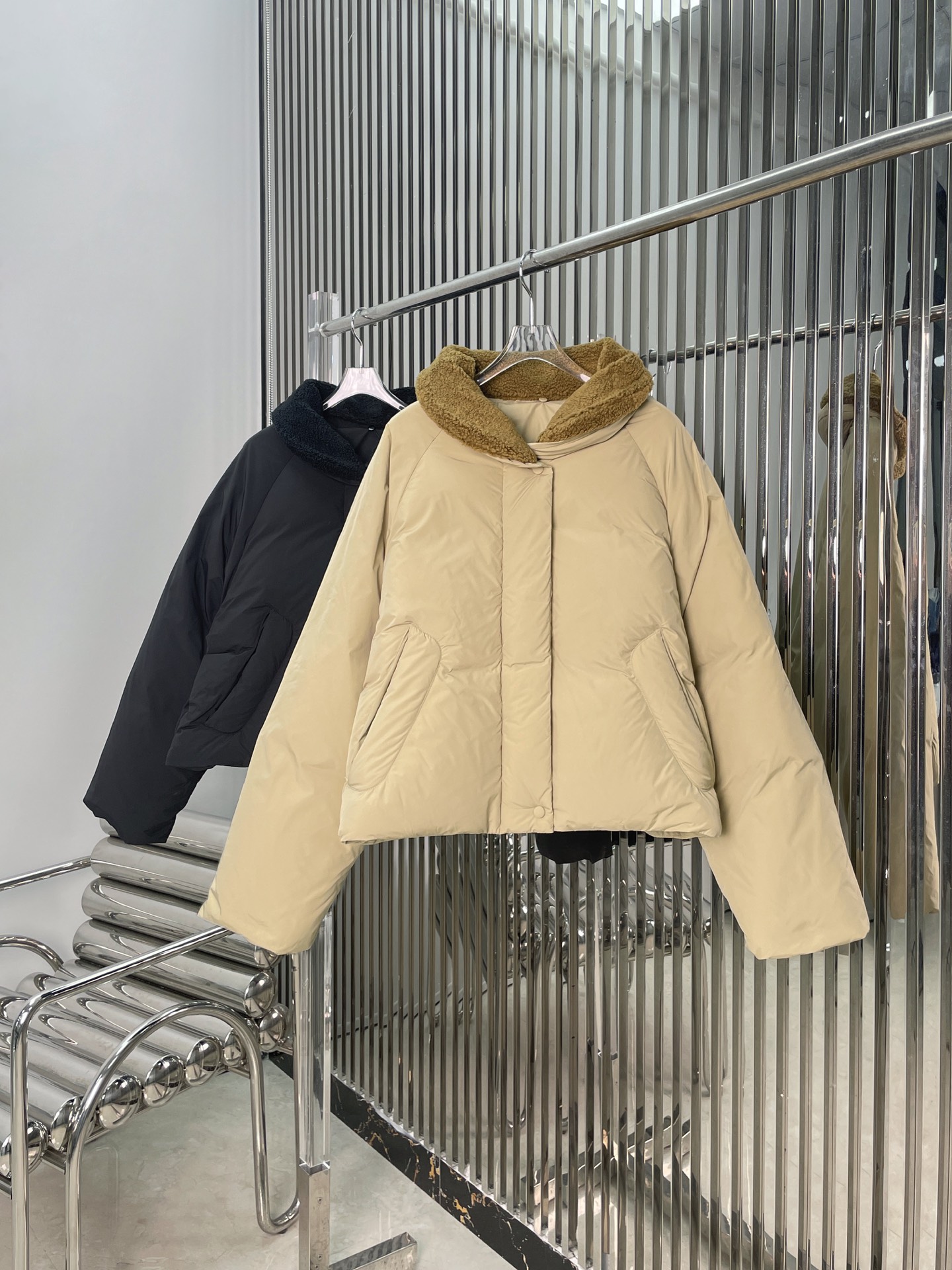 NO:606001,Comes with dust bag [love] New style [love]!  The latest LOW 25NEW detachable fur collar minimalist style down jacket (90 new national standard white duck down) color black, khaki. size SML.,,down jacket,alexander wang19860909配防尘袋[爱心]新款[爱心]！最新LOW 25NEW 可拆卸毛领极简风羽绒服（90新国标白鸭绒）颜色黑、卡其.尺码SML.,,down jacket,alexander wang,Women's clothing