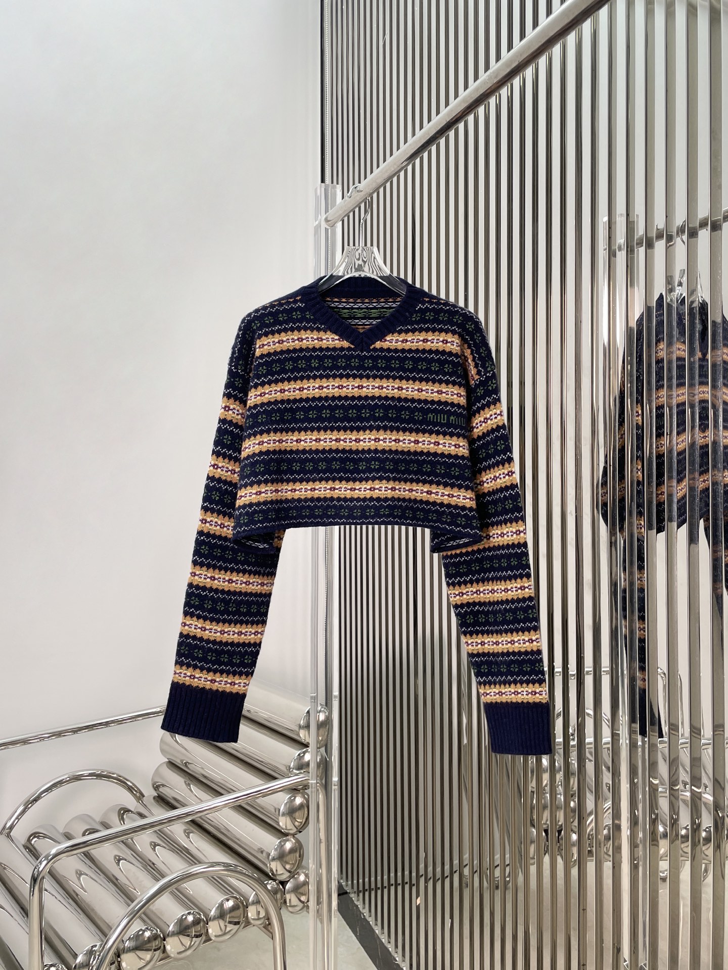 NO:607728,[Love] New style [Love]!  The latest MIU 25NEW striped jacquard V-neck sweater. Sizes SML,,miumiu,sweaters,alexander wang19860909[爱心]新款[爱心]！最新MIU 25NEW 条纹提花V领毛衣.尺码SML,,miumiu,sweaters,alexander wang,Women's clothing