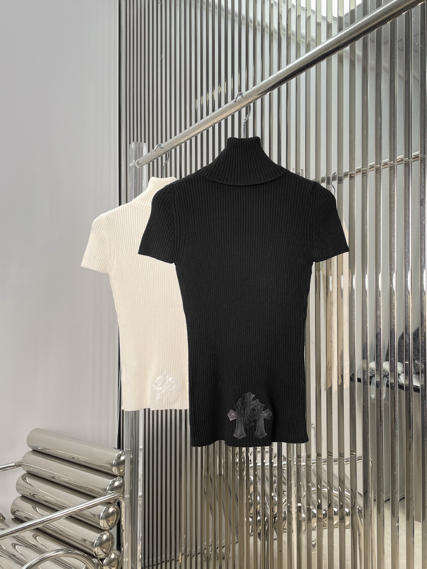 NO:608634,[Love] New style [Love]!  The latest CH 25NEW cross-piece leather short-sleeved turtleneck bottoming shirt. Color white, black. Size SML, T-shirt, alexander wang19860909[爱心]新款[爱心]！最新CH 25NEW 十字架拼皮短袖高领打底衫.颜色白、黑.尺码SML,,T-shirt,alexander wang,Women's clothing