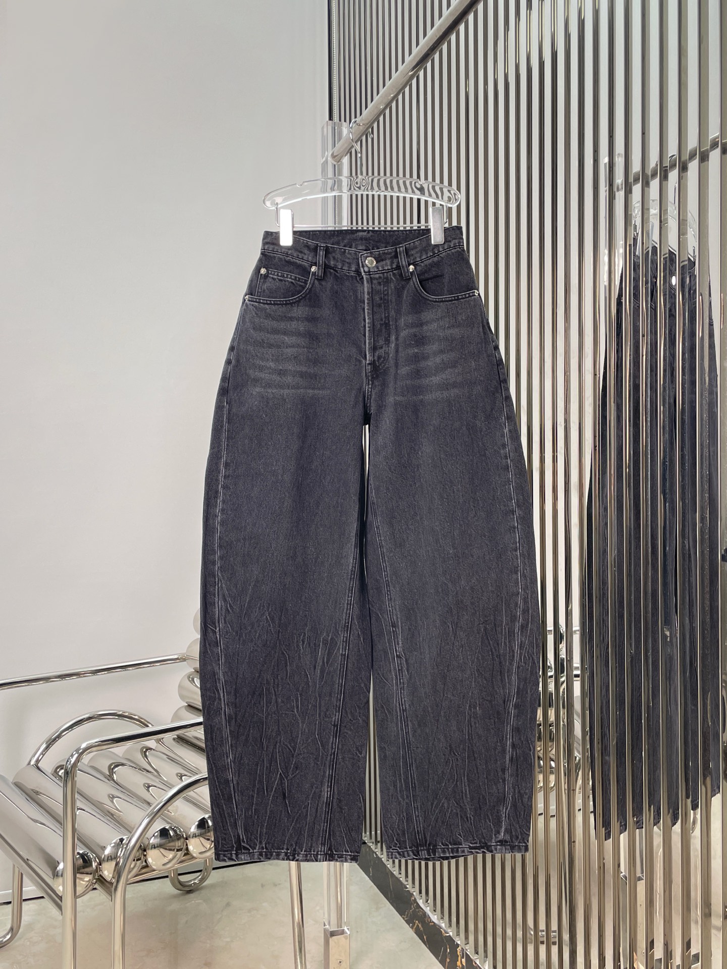 NO:608659,[Love] New style [Love]!  The latest AW 25NEW pocket letter hot diamond scimitar washed distressed jeans. Color blue, black. Size SML,,jeans,alexander wang19860909[爱心]新款[爱心]！最新AW 25NEW 口袋字母烫钻弯刀洗水做旧牛仔裤.颜色蓝、黑.尺码SML,,jeans,alexander wang,Women's clothing