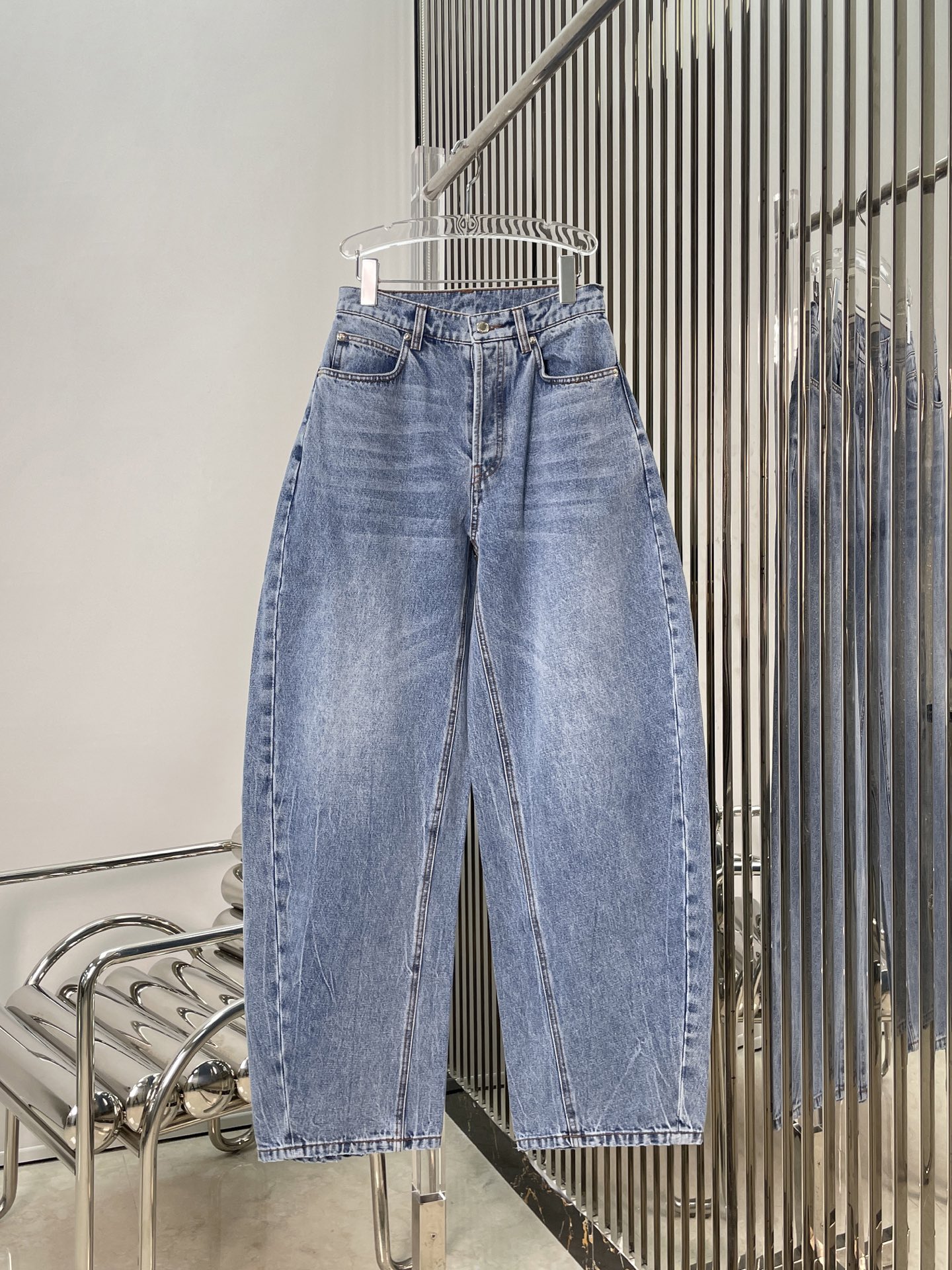 NO:608654,[Love] New style [Love]!  The latest AW 25NEW pocket letter hot diamond scimitar washed distressed jeans. Color blue, black. Size SML.P,,jeans,alexander wang19860909[爱心]新款[爱心]！最新AW 25NEW 口袋字母烫钻弯刀洗水做旧牛仔裤.颜色蓝、黑.尺码SML.P,,jeans,alexander wang,Women's clothing