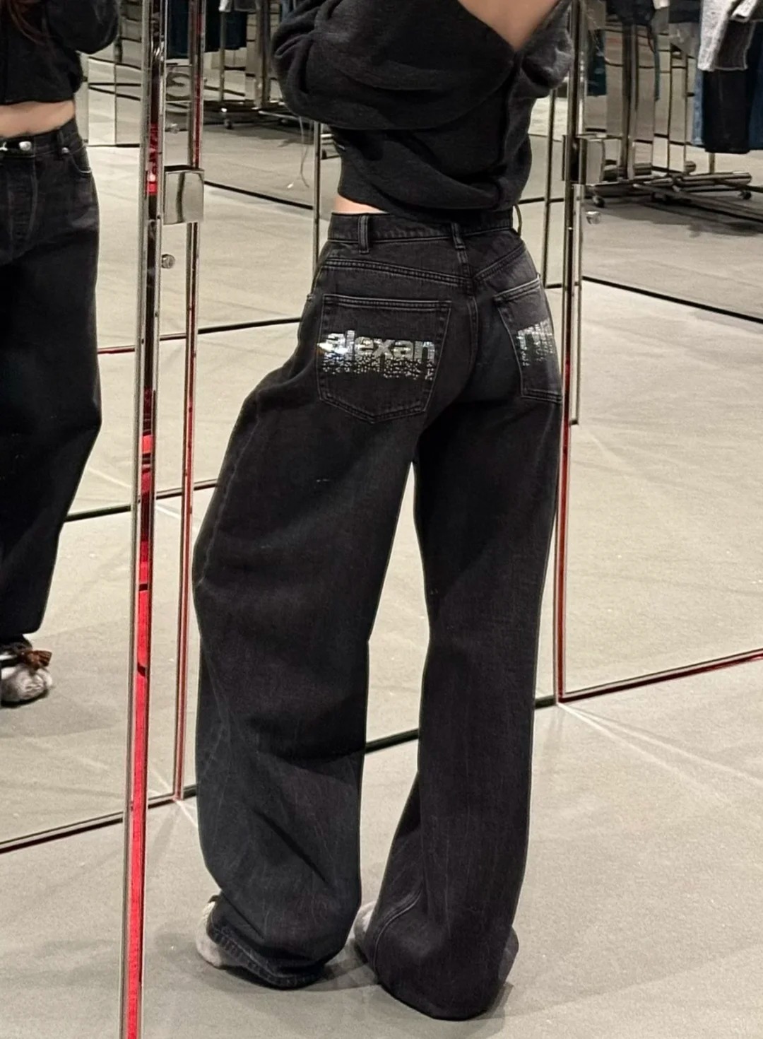 NO:608664,[Love] New style [Love]!  The latest AW 25NEW pocket letter hot diamond scimitar washed distressed jeans. Color blue, black. Size SML.P,,jeans,alexander wang19860909[爱心]新款[爱心]！最新AW 25NEW 口袋字母烫钻弯刀洗水做旧牛仔裤.颜色蓝、黑.尺码SML.P,,jeans,alexander wang,Women's clothing