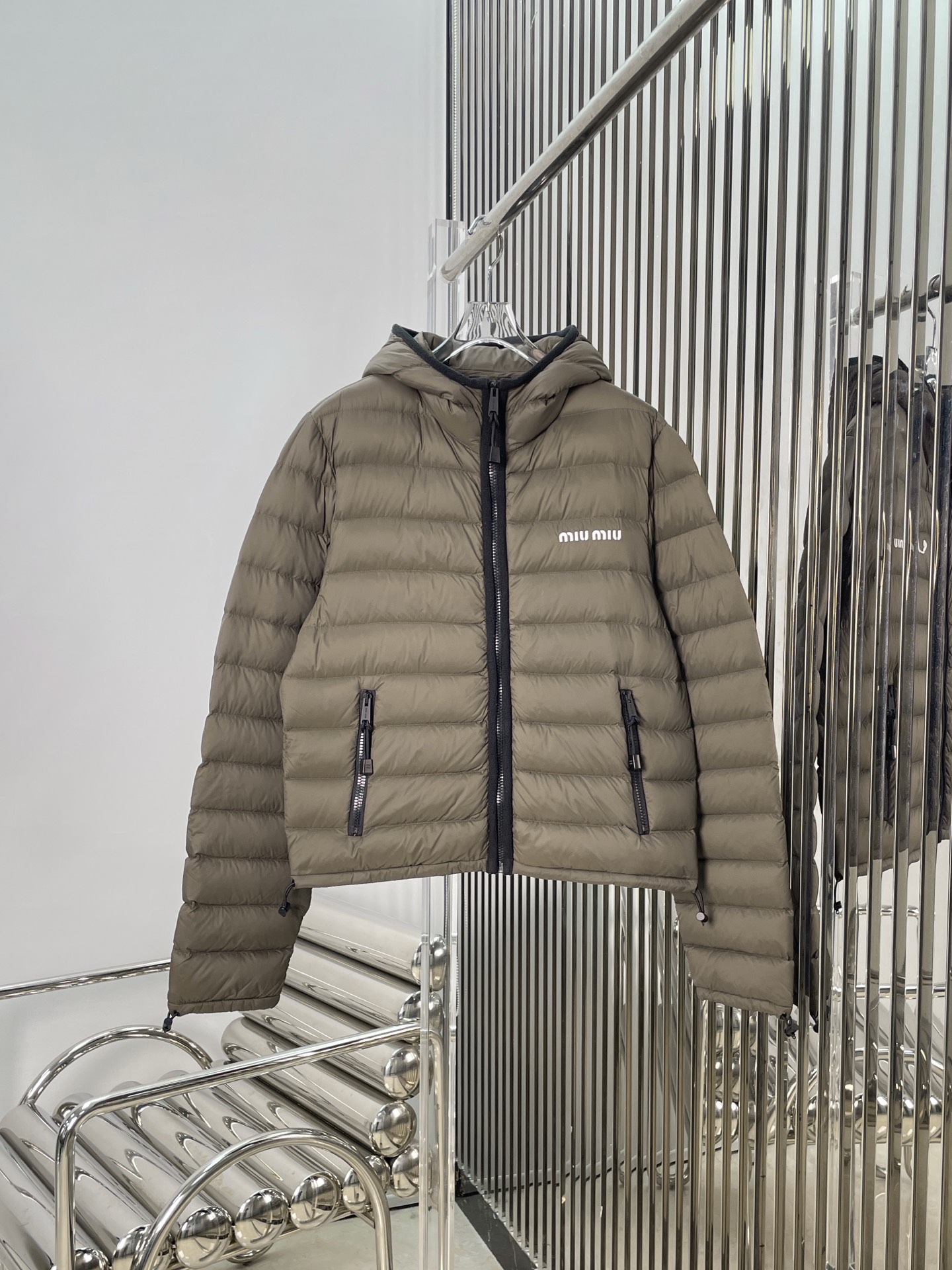 NO:610315,Comes with dust bag [love] New style [love]!  The latest MIU 25NEW brown hooded rib down jacket. Size SML.,,miumiu,down jacket,hats,alexander wang19860909配防尘袋[爱心]新款[爱心]！最新MIU 25NEW 咖色连帽排骨羽绒服.尺码SML.,,miumiu,down jacket,hats,alexander wang,Women's clothing