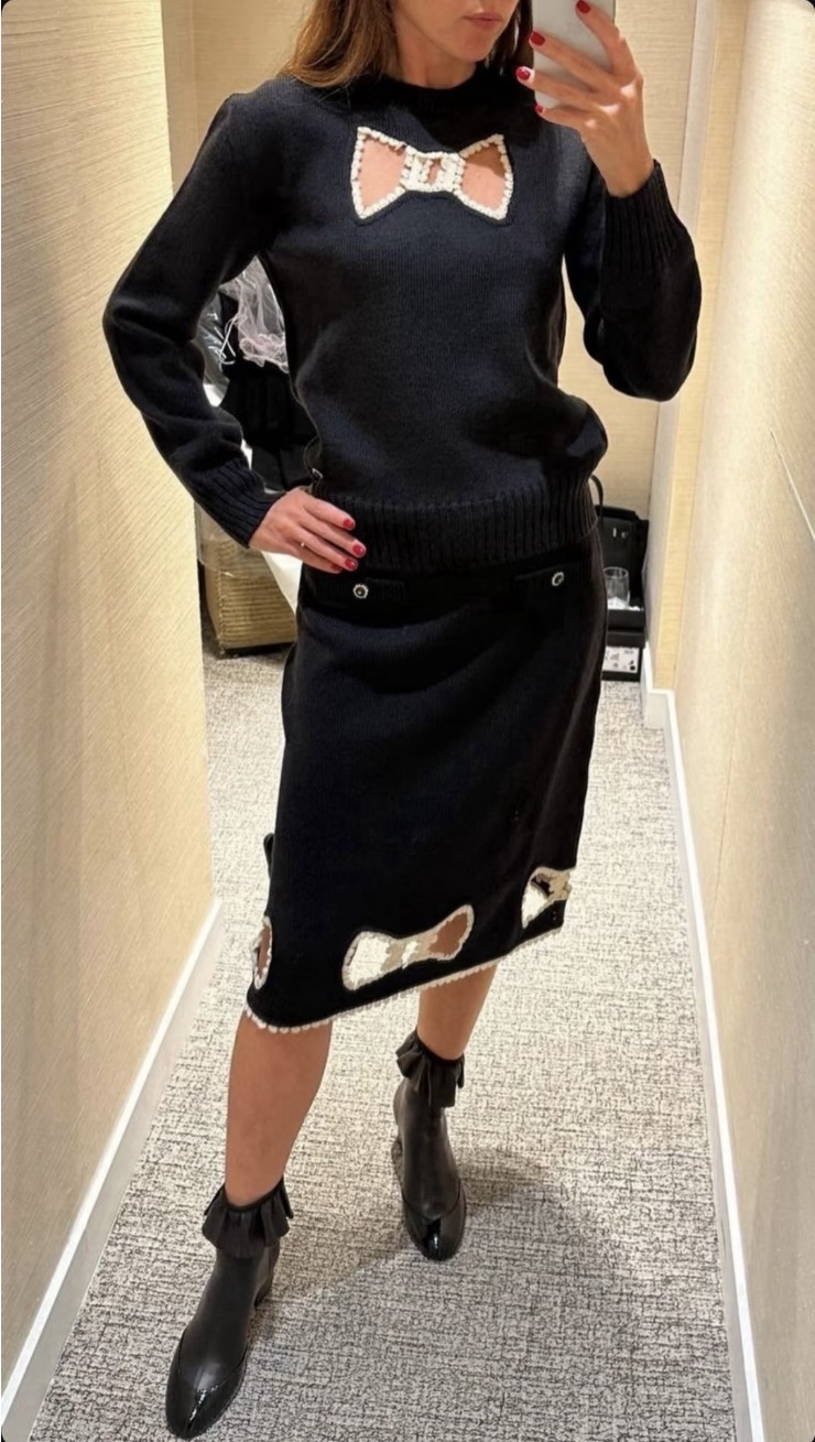 NO:610328,[Love] New style [Love]!  The latest CH 25NEW Xiaoxiang hollow bow knitted top + skirt. Sizes SML,,skirts,alexander wang19860909[爱心]新款[爱心]！最新CH 25NEW 小香镂空蝴蝶结针织上衣+半裙.尺码SML,,skirts,alexander wang,Women's clothing