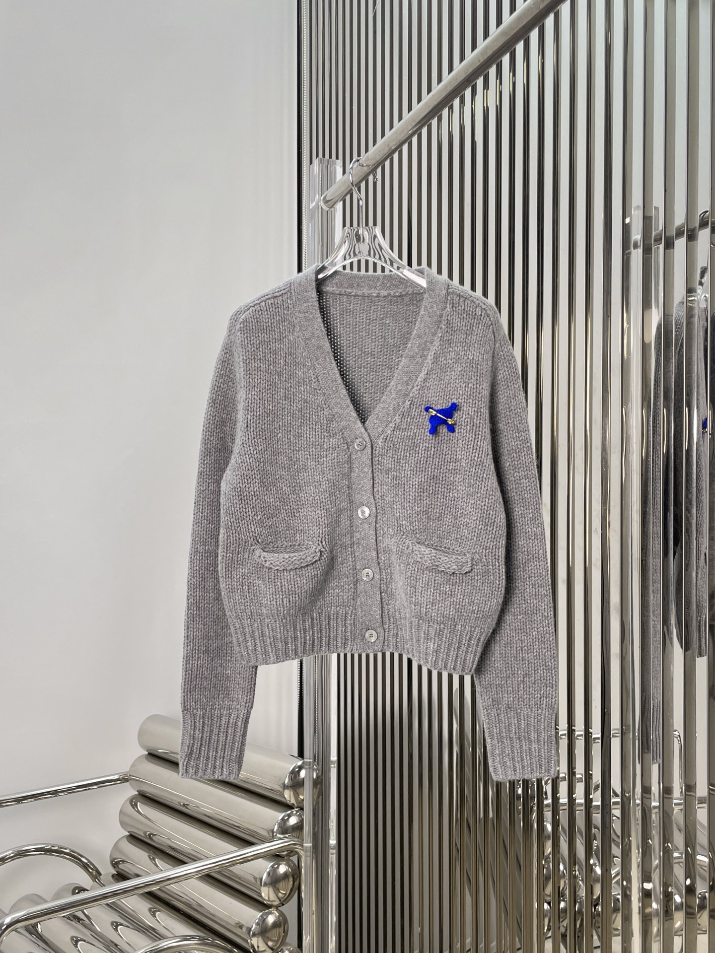 NO:621539,[Love] New style [Love]!  The latest CE 25NEW Arc de Triomphe brooch cashmere cardigan. Color red, gray. Size SML.P, brooch, breastpin, alexander wang19860909[爱心]新款[爱心]！最新CE 25NEW 凯旋门胸针羊绒开衫.颜色红、灰.尺码SML.P,,brooch，breastpin,alexander wang,Women's clothing