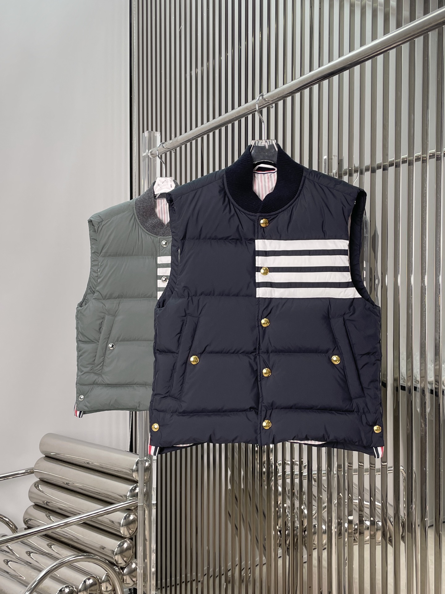 NO:624720,Comes with dust bag [love] New style [love]!  The latest TB 25NEW four stripes 90 new national standard white duck down vest. Color gray, blue. Size SML.P,, down jacket, alexander wang19860909配防尘袋[爱心]新款[爱心]！最新TB 25NEW 四条杠90新国标白鸭绒羽绒马甲.颜色灰、蓝.尺码SML.P,,down jacket,alexander wang,Women's clothing