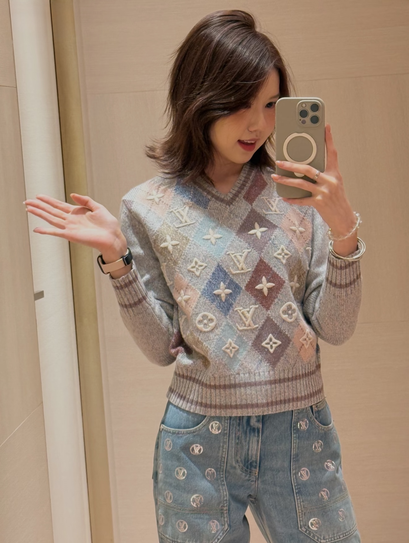 NO:625410,[Love] New style [Love]!  The latest L 25NEW presbyopic letter jacquard V-neck sweater. Size SML,,sweaters,alexander wang19860909[爱心]新款[爱心]！最新L 25NEW 老花字母提花V领毛衣.尺码SML,,sweaters,alexander wang,Women's clothing