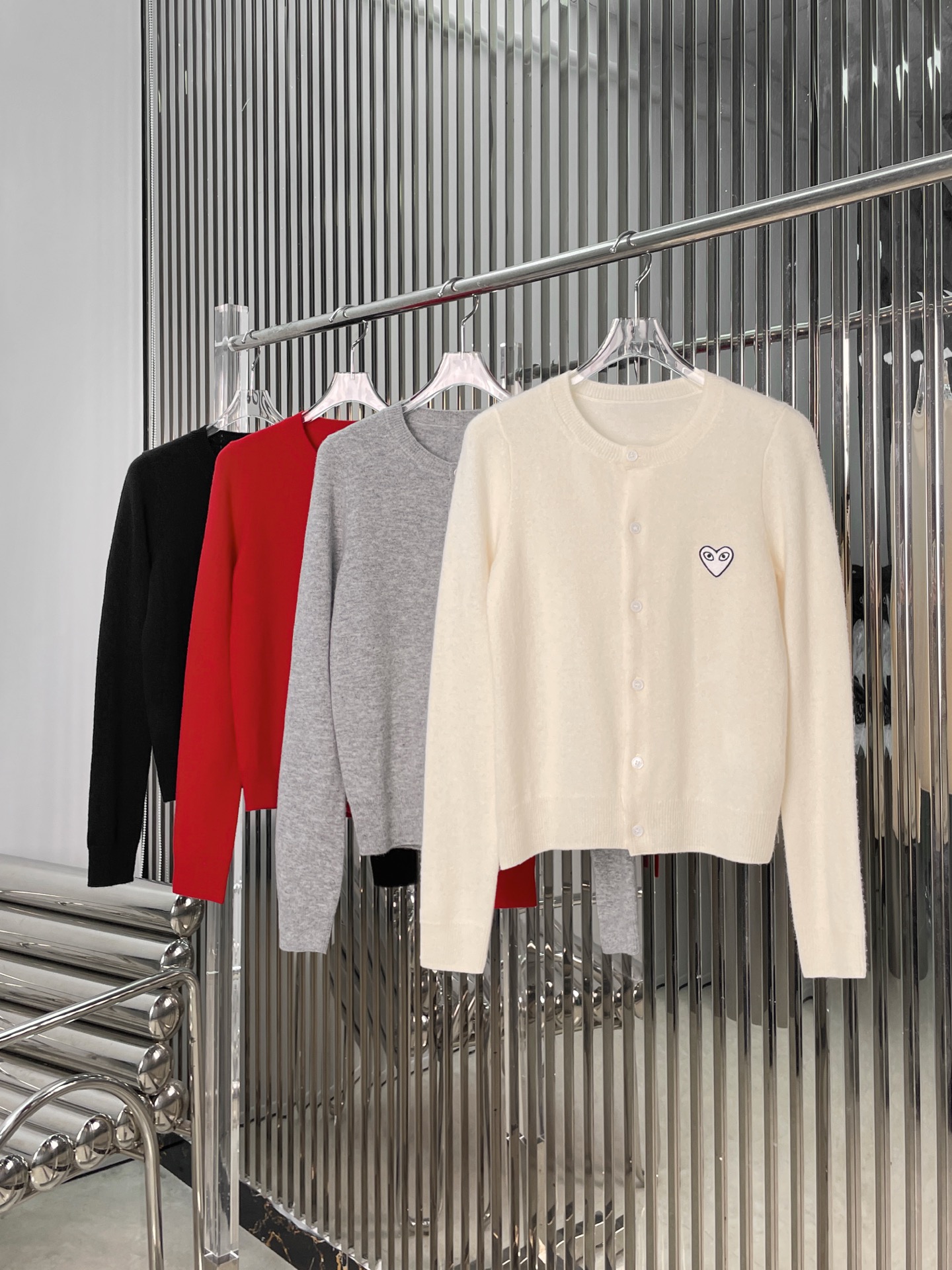 NO:627782,[Love] New style [Love]!  The latest CDG 26NEW 100 wool love chapter knitted cardigan. Colors are red, black, gray and white. Size SML.P,,alexander wang19860909[爱心]新款[爱心]！最新CDG 26NEW 100羊毛爱心章仔针织开衫.颜色红、黑、灰、白.尺码SML.P,,alexander wang,Women's clothing