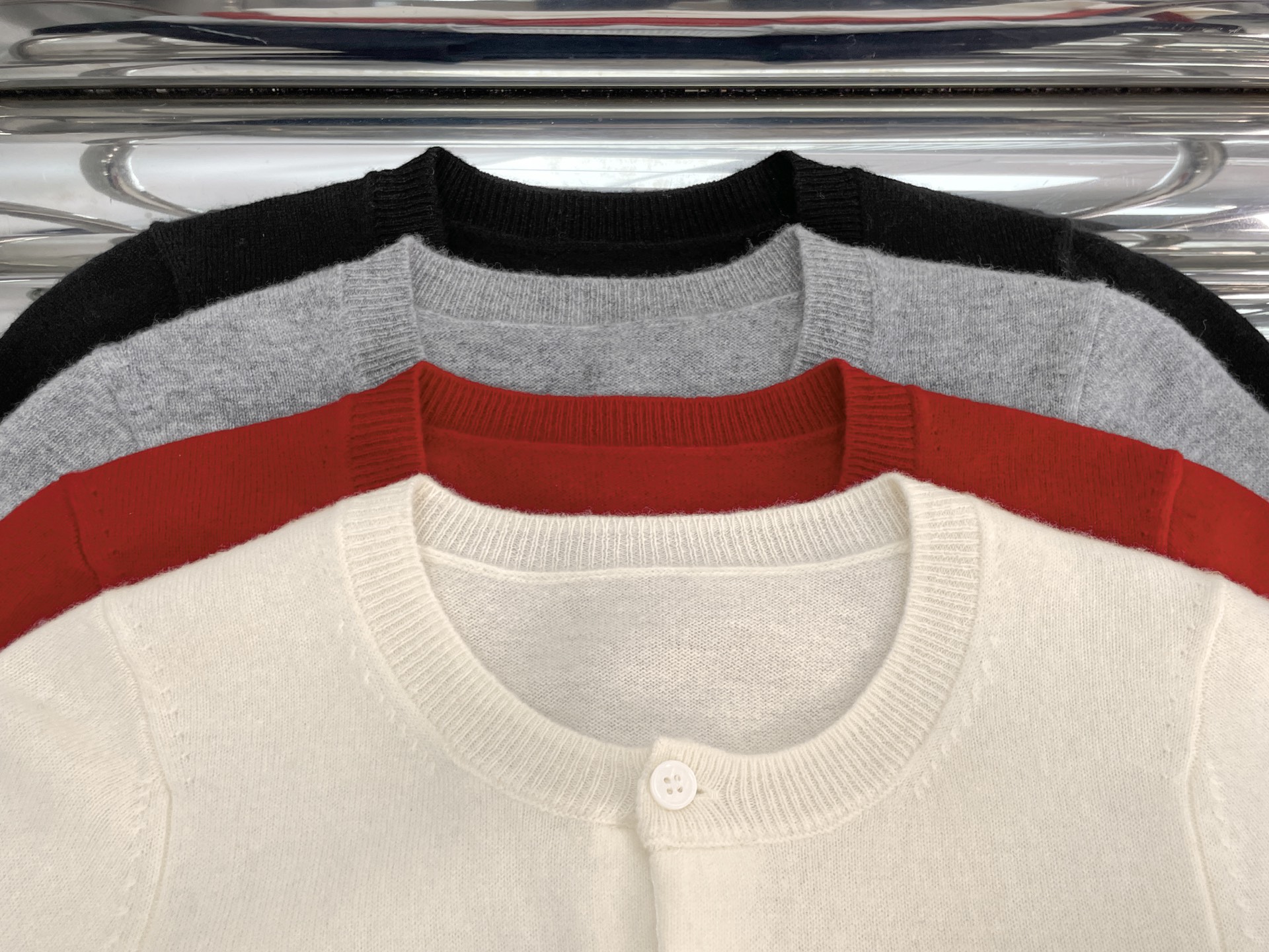 NO:627773,[Love] New style [Love]!  The latest CDG 26NEW 100 wool love chapter knitted cardigan. Colors are red, black, gray and white. Size SML.,,alexander wang19860909[爱心]新款[爱心]！最新CDG 26NEW 100羊毛爱心章仔针织开衫.颜色红、黑、灰、白.尺码SML.,,alexander wang,Women's clothing