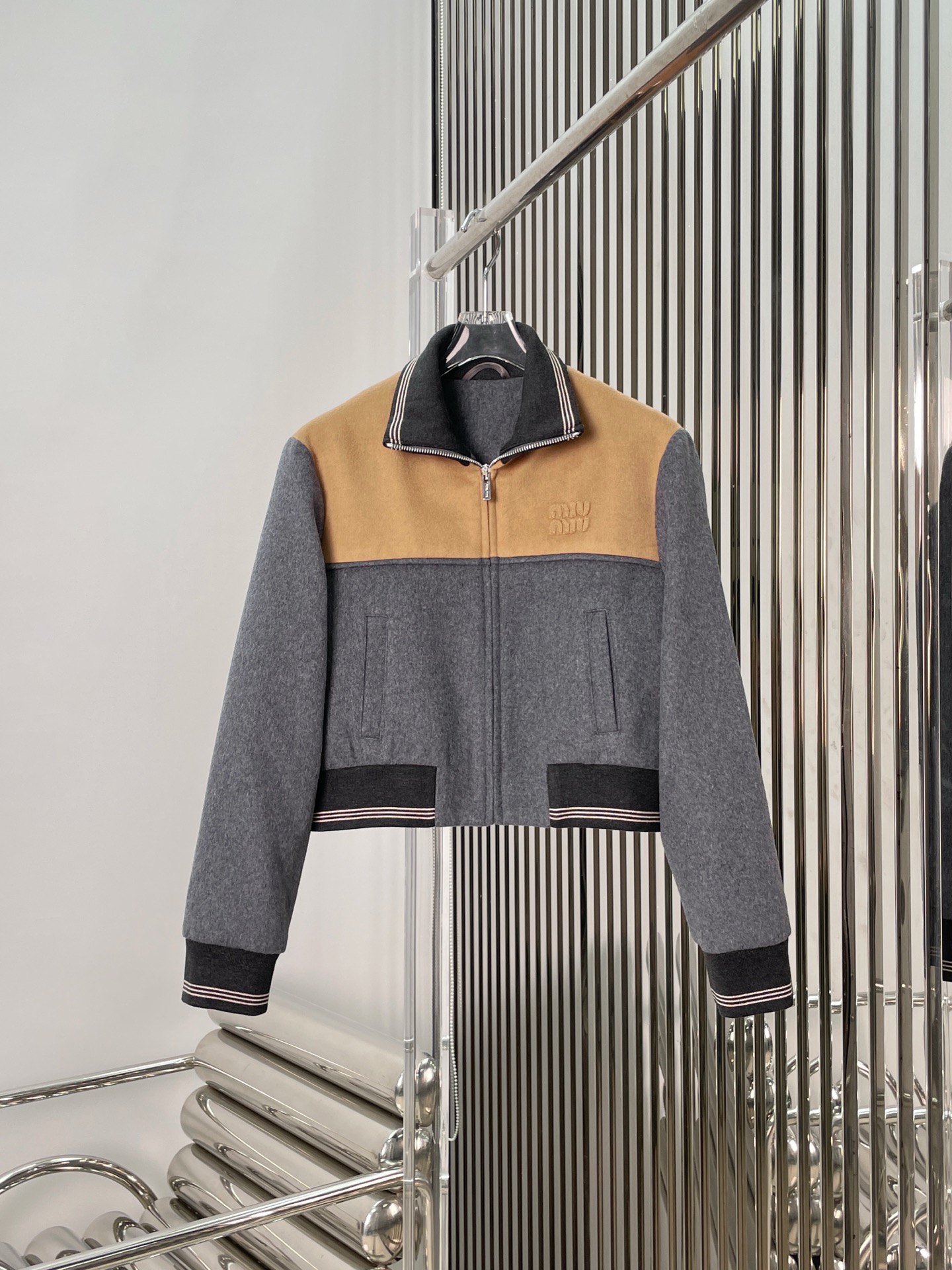 NO:628838,[Love] New style [Love]!  The latest MIU 26NEW flannel color-blocked jacket + sports casual trousers. Size SML. Clip,,miumiu,jackets & coats,alexander wang19860909[爱心]新款[爱心]！最新MIU 26NEW 法兰绒拼色夹克+运动休闲长裤.尺码SML.夹,,miumiu,jackets & coats,alexander wang,Women's clothing