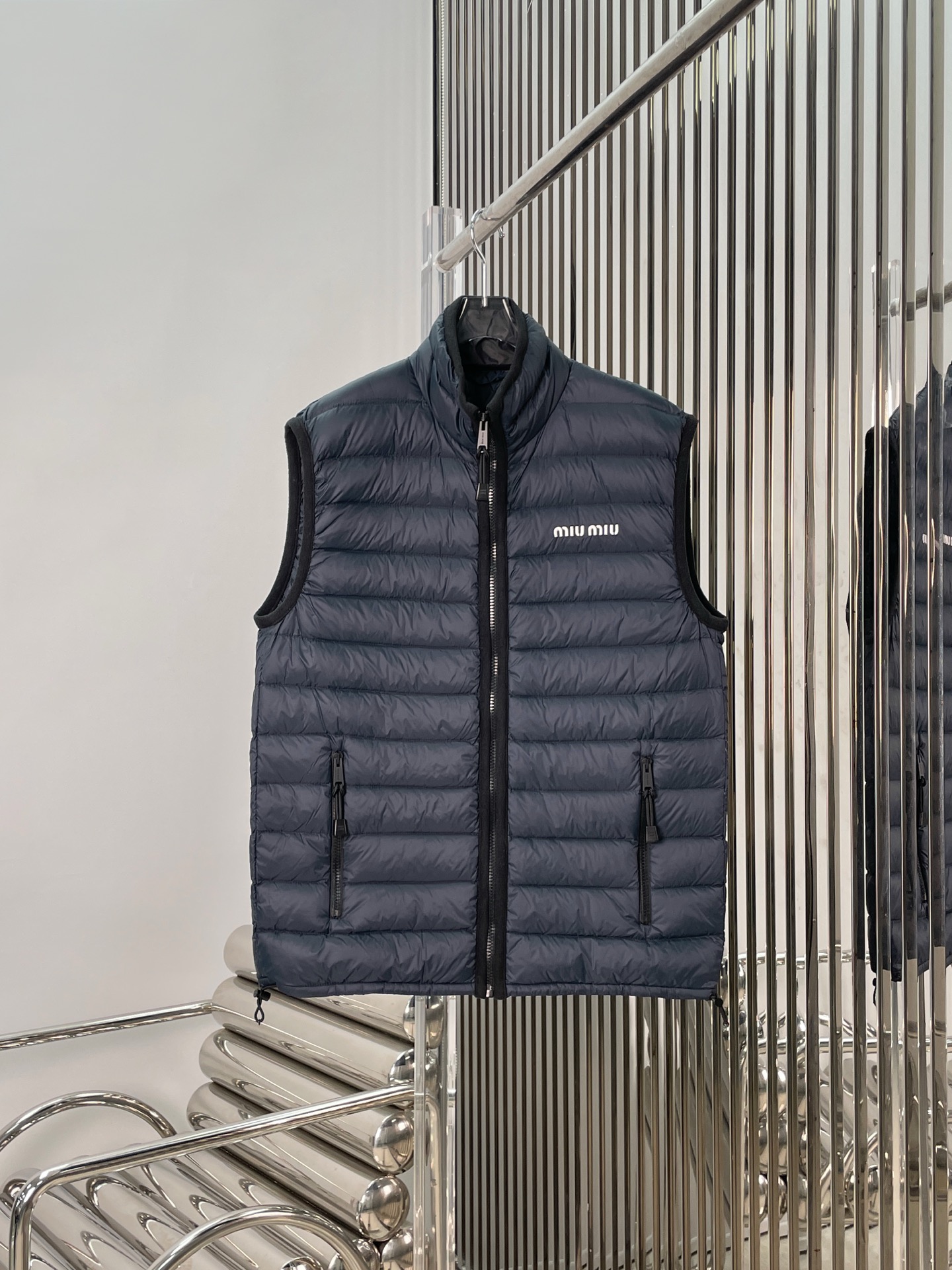 NO:648833,Comes with dust bag [love] New style [love]!  The latest MIU 26NEW goose down rib down jacket vest. Size SML.,,miumiu,down jacket,alexander wang19860909配防尘袋[爱心]新款[爱心]！最新MIU 26NEW 鹅绒排骨羽绒服马甲.尺码SML.,,miumiu,down jacket,alexander wang,Women's clothing