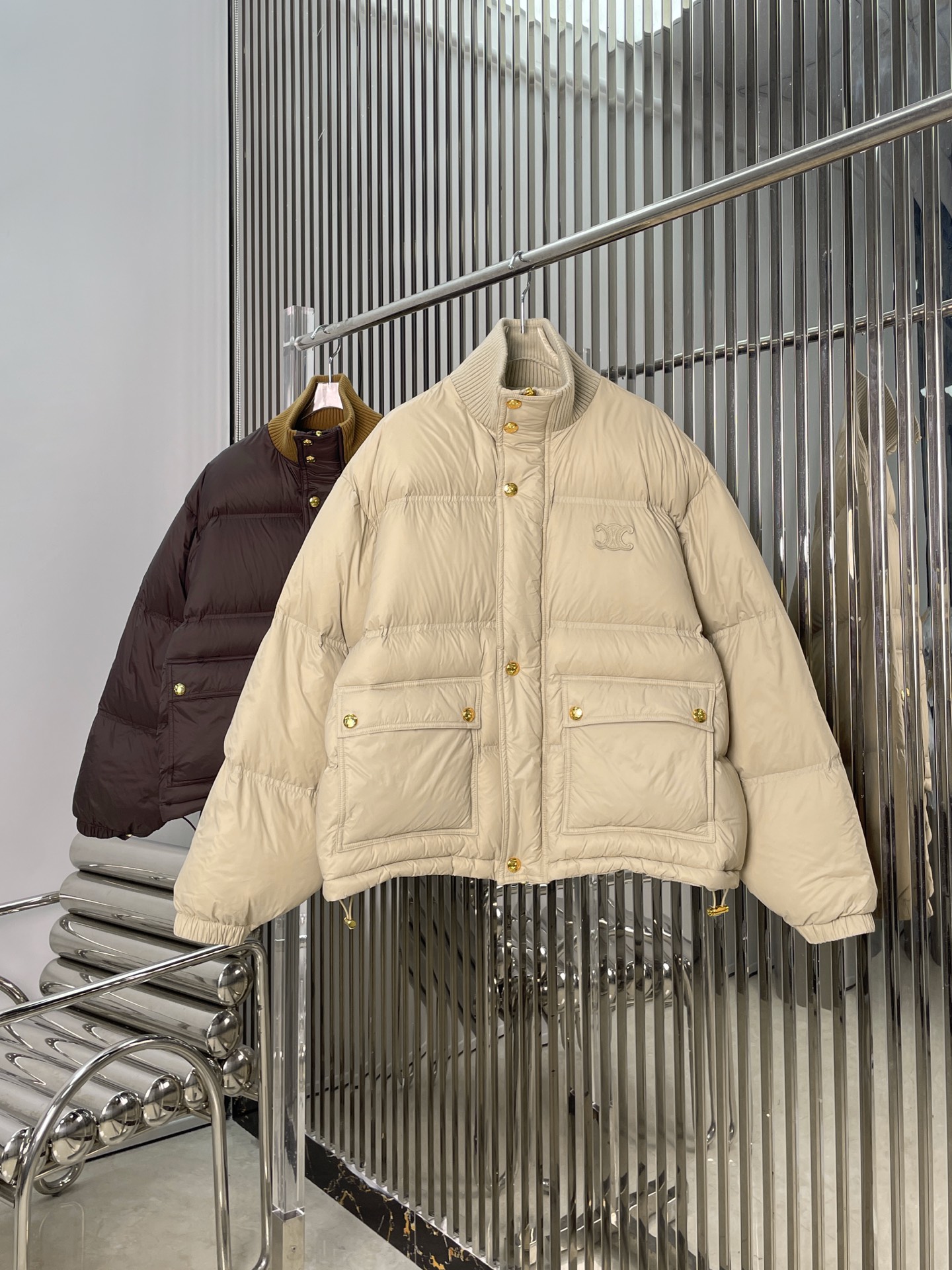 NO:650220,Comes with dust bag [love] New style [love]!  The latest CE 25NEW Arc de Triomphe Zhangzi down jacket. Colors are brown and apricot. Sizes are SML,,down jacket,alexander wang19860909配防尘袋[爱心]新款[爱心]！最新CE 25NEW 凯旋门章仔羽绒服.颜色咖色、杏色.尺码SML,,down jacket,alexander wang,Women's clothing