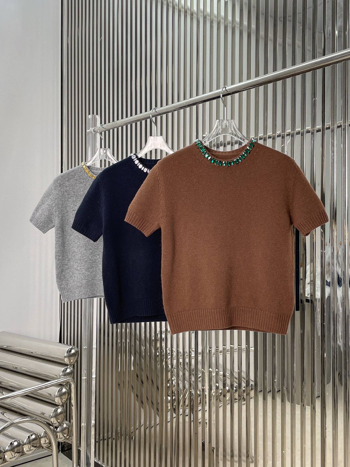 NO:650253,[Love] New style [Love]!  Latest PR 25NEW wool short-sleeved knitted top with hand-embellished rhinestones. Colors: grey, brown, blue. Size SML.P,, T-shirt, alexander wang19860909[爱心]新款[爱心]！最新PR 25NEW 手工钉钻装饰羊毛短袖针织上衣.颜色灰、咖、蓝.尺码SML.P,,T-shirt,alexander wang,Women's clothing