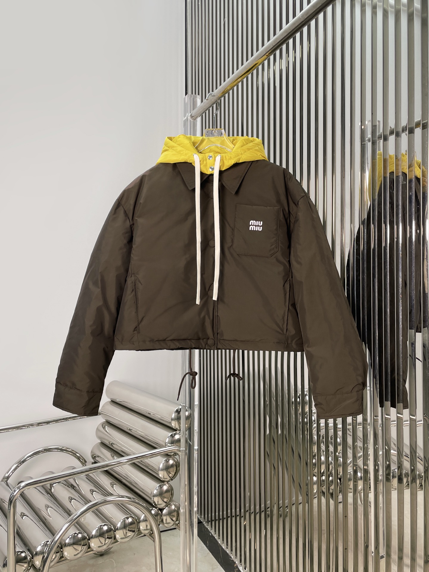 NO:654845,Comes with dust bag [love] New style [love]!  The latest MIU 26NEW yellow spliced ​​detachable hooded down jacket. Size SML.P,,miumiu,down jacket,hats,alexander wang19860909配防尘袋[爱心]新款[爱心]！最新MIU 26NEW 黄色拼接可拆卸连帽羽绒服.尺码SML.P,,miumiu,down jacket,hats,alexander wang,Women's clothing