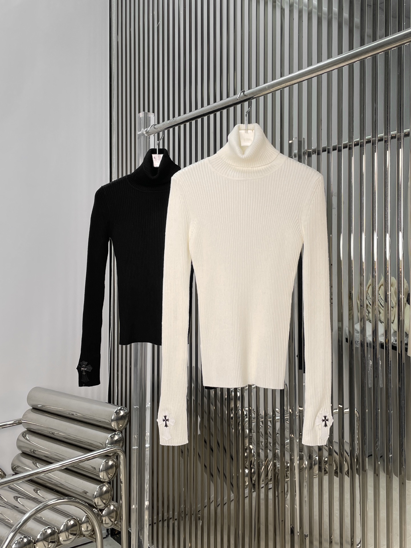 NO:655640,[Love] New style [Love]!  The latest CH 26NEW cuffs cross-stitched leather hardware high-neck knitted wool bottoming shirt. Color white, black. Size SML.P,, alexander wang19860909[爱心]新款[爱心]！最新CH 26NEW 袖口十字拼皮五金高领针织羊毛打底衫.颜色白色、黑色.尺码SML.P,,alexander wang,Women's clothing