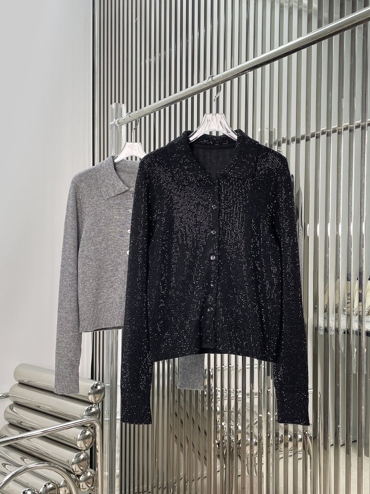 NO:655630,[Love] New style [Love]!  The latest AW 26NEW diamond wool lapel knitted cardigan. Color black, gray. Size SML.P,,alexander wang19860909[爱心]新款[爱心]！最新AW 26NEW 满钻羊毛翻领针织开衫.颜色黑、灰.尺码SML.P,,alexander wang,Women's clothing