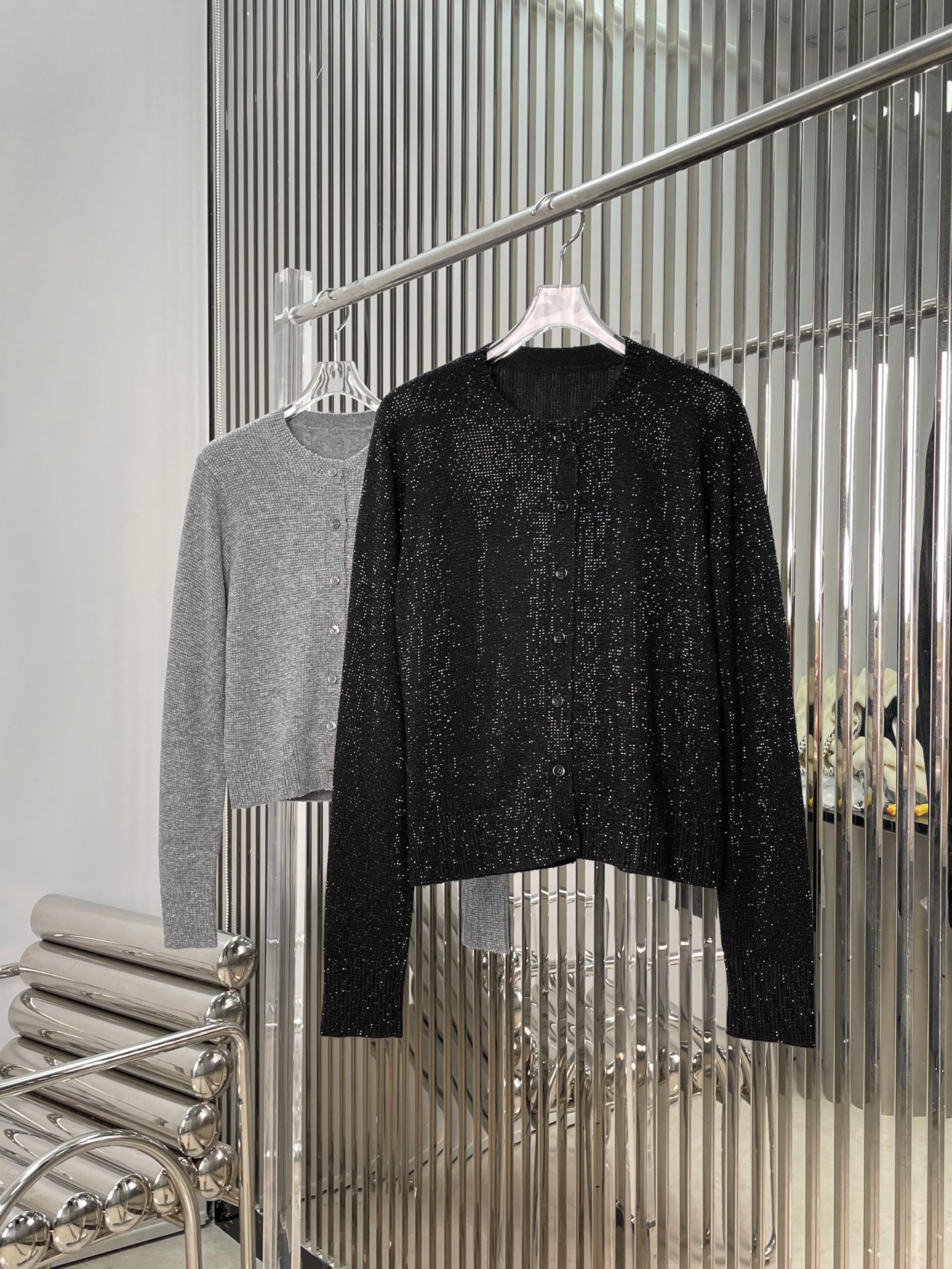 NO:655625,[Love] New style [Love]!  The latest AW 26NEW full diamond wool round neck knitted cardigan. Color black, gray. Size SML.,,alexander wang19860909[爱心]新款[爱心]！最新AW 26NEW 满钻羊毛圆领针织开衫.颜色黑、灰.尺码SML.,,alexander wang,Women's clothing