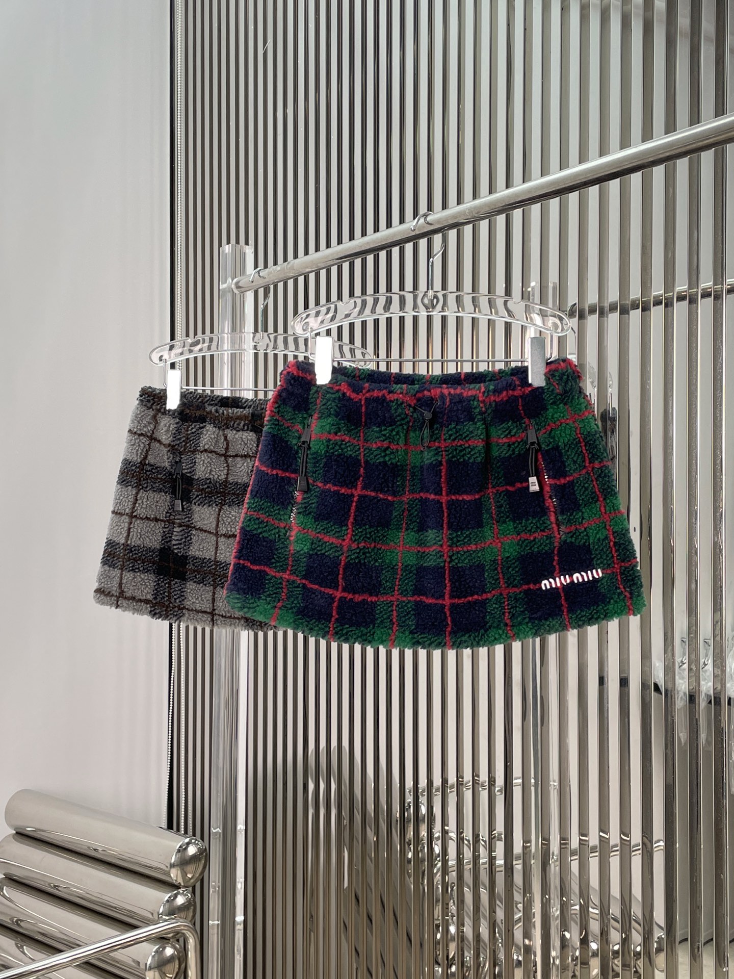 NO:657312,[Love] New style [Love]!  The latest MIU 26NEW plaid wool polar fleece jacket + skirt. Color gray, green. Size SML.,,miumiu,skirts,jackets & coats,alexander wang19860909[爱心]新款[爱心]！最新MIU 26NEW 格纹羊毛摇粒绒外套+半裙.颜色灰、绿.尺码SML.,,miumiu,skirts,jackets & coats,alexander wang,Women's clothing