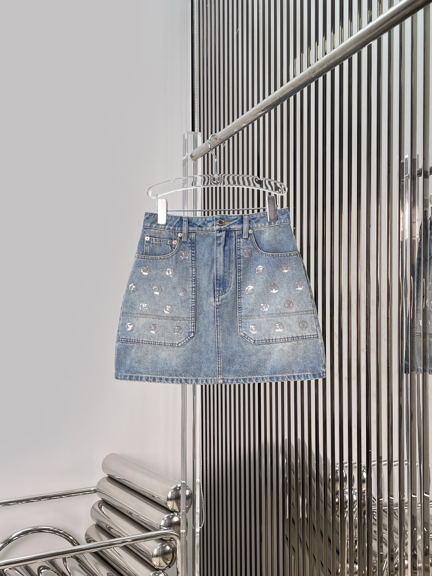 NO:658693,[Love] New style [Love]!  The latest L 26NEW sequin embroidered LOGO denim skirt. Size SML.,,skirts, 19860909[爱心]新款[爱心]！最新L 26NEW 珠片刺绣LOGO牛仔半裙.尺码SML.,,skirts, ,Women's clothing