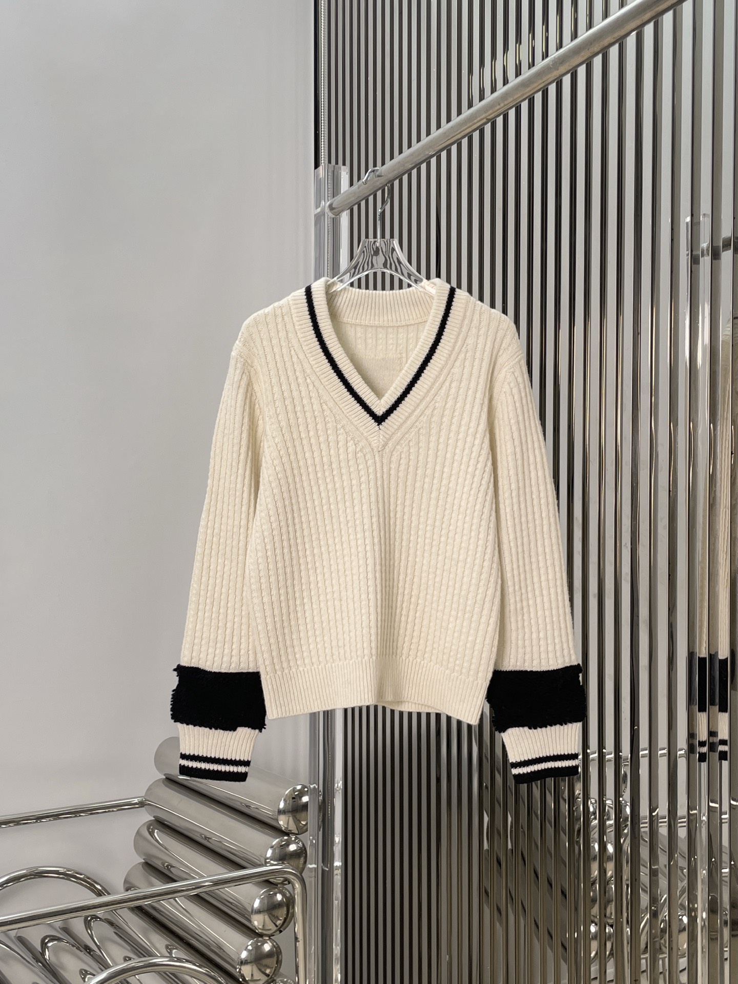 NO:658702,[Love] New style [Love]!  The latest CH 26NEW Xiaoxiangfeng V-neck sweater. Size SML,,sweaters,alexander wang19860909[爱心]新款[爱心]！最新CH 26NEW 小香风V领毛衣.尺码SML,,sweaters,alexander wang,Women's clothing