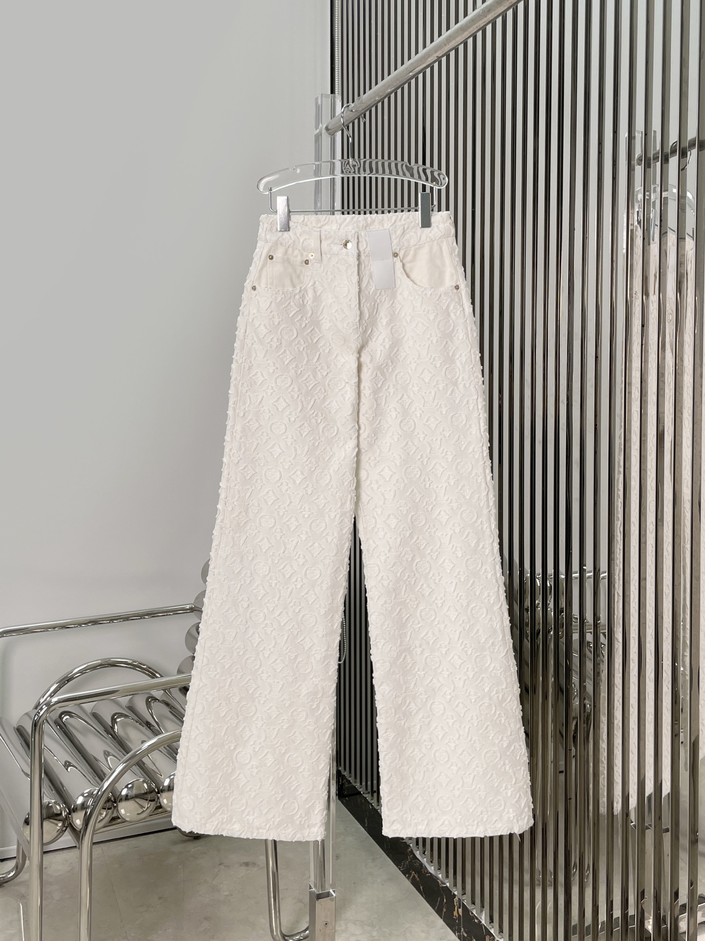 NO:663518,[Love] New style [Love]!  The latest L 25NEW old pattern jacquard laser burnt white jeans. Size SML.,,jeans, 19860909[爱心]新款[爱心]！最新L 25NEW 老花提花激光烧花白色牛仔裤.尺码SML.,,jeans, ,Women's clothing
