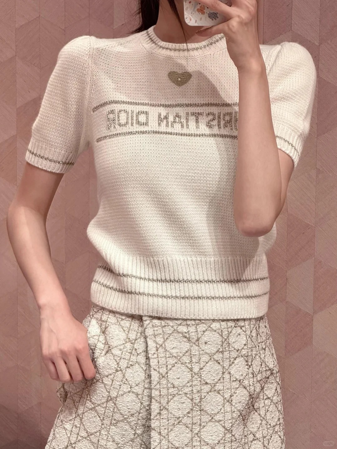 NO:663531,[Love] New style [Love]!  The latest D 25NEW love gold short-sleeved knitted top. Size SML, T-shirt,  19860909[爱心]新款[爱心]！最新D 25NEW 爱心金色短袖针织上衣.尺码SML,,T-shirt, ,Women's clothing