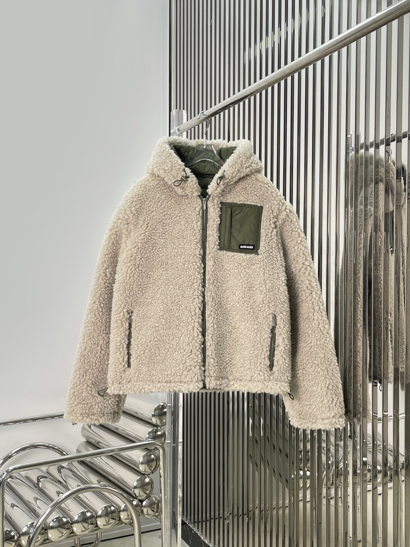 NO:664353,Comes with dust bag [love] New style [love]!  The latest MIU 25NEW lambswool polar fleece hooded zipper down jacket. Size SML.,,miumiu,jackets & coats,down jacket,hats, 19860909配防尘袋[爱心]新款[爱心]！最新MIU 25NEW 羊羔毛摇粒绒连帽拉链羽绒外套.尺码SML.,,miumiu,jackets & coats,down jacket,hats, ,Women's clothing