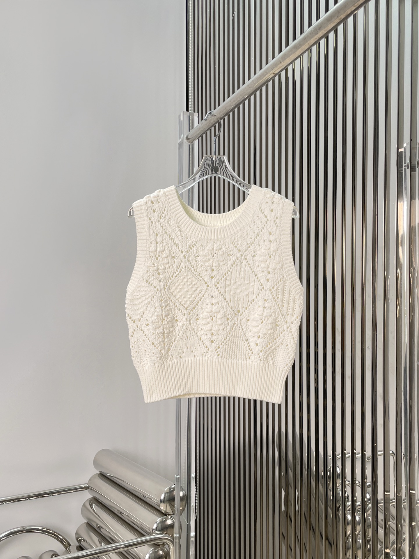 NO:665995,[Love] New style [Love]!  The latest D 26NEW hollow jacquard knitted cardigan + little bee embroidered vest. Size SML. Back.,, 19860909[爱心]新款[爱心]！最新D 26NEW 镂空提花针织开衫+小蜜蜂刺绣背心.尺码SML.背.,, ,Women's clothing