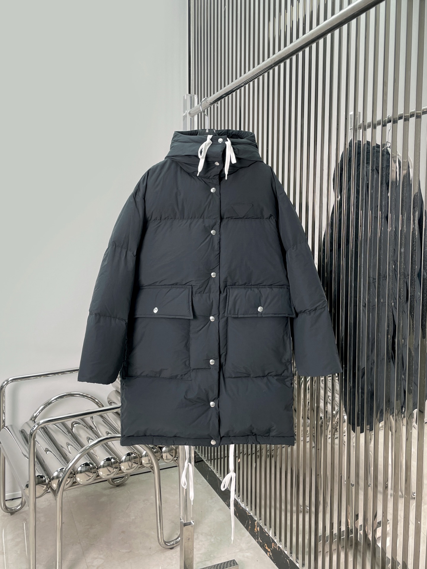 NO:666880,Comes with dust bag [love] New style [love]!  The latest PR 26NEW triangle logo mid-length bread down jacket. Size SML.,,down jacket, 19860909配防尘袋[爱心]新款[爱心]！最新PR 26NEW 三角标中长款面包羽绒服.尺码SML.,,down jacket, ,Women's clothing