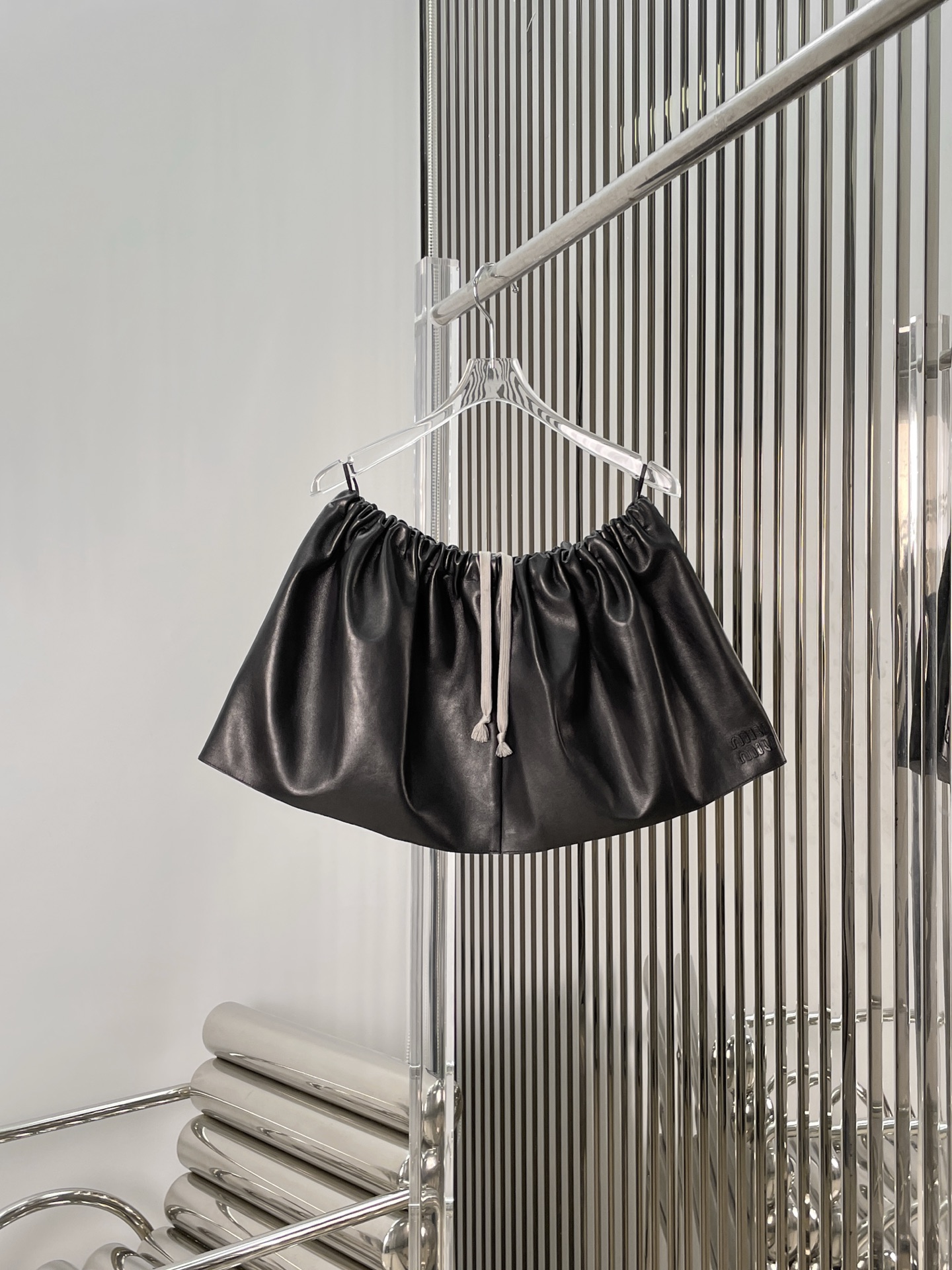 NO:666879,[Love] New style [Love]!  The latest MIU 26NEW imported lambskin pleated leather skirt. Size SML.,,miumiu,skirts,sheepskin, 19860909[爱心]新款[爱心]！最新MIU 26NEW 进口小羊皮收褶皮半裙.尺码SML.,,miumiu,skirts,sheepskin, ,Women's clothing