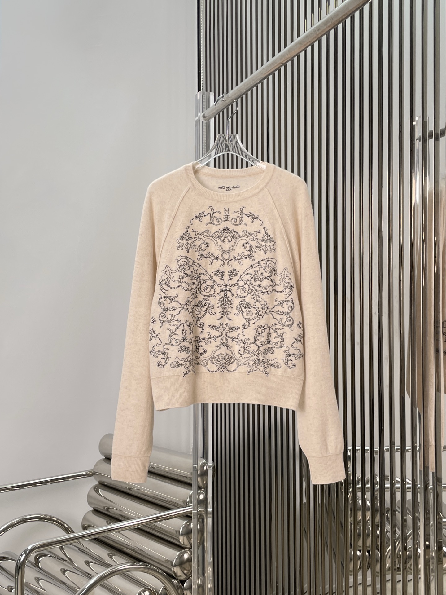 NO:683103,[Love] New style [Love]!  The latest D 26NEW embroidered totem knitted long-sleeved top. Size SML.P,,19860909[爱心]新款[爱心]！最新D 26NEW 刺绣图腾针织长袖上衣.尺码SML.P,,,Women's clothing
