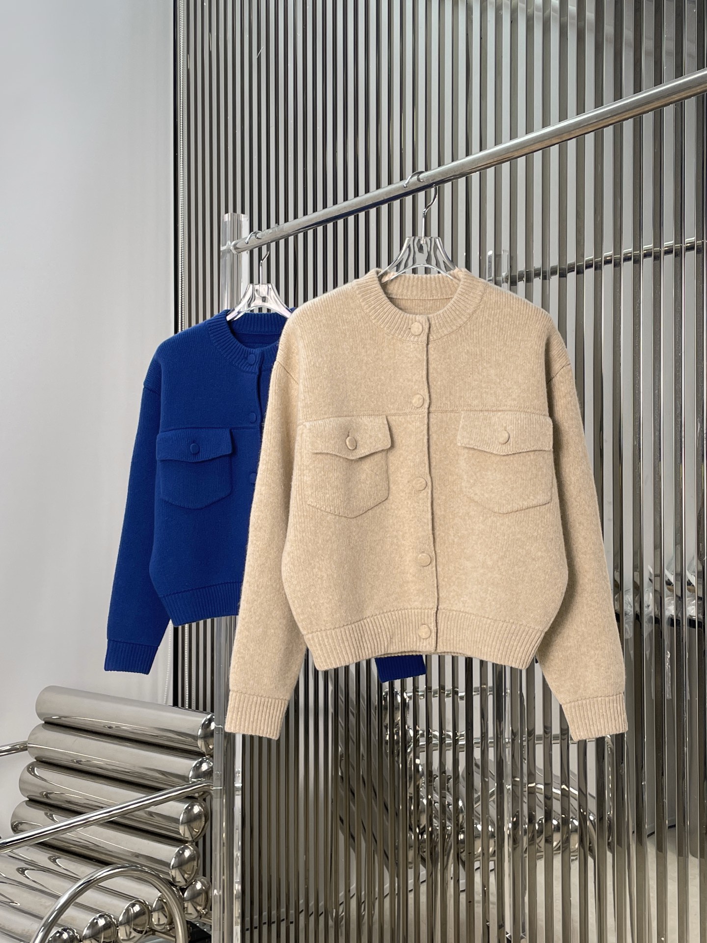 NO:684633,[Love] New style [Love]!  The latest FD 26NEW 100 wool old money style cardigan. Color apricot, blue. Size SML.,,19860909[爱心]新款[爱心]！最新FD 26NEW 100羊毛老钱风开衫.颜色杏色、蓝色.尺码SML.,,,Women's clothing