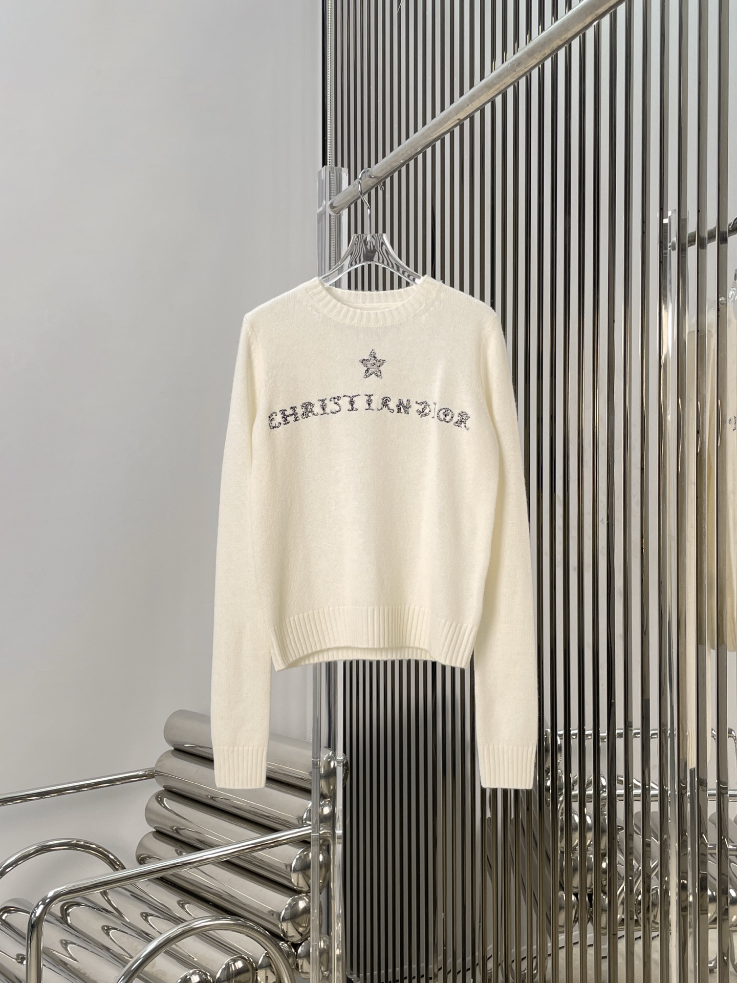 NO:684643,[Love] New style [Love]!  The latest D 26NEW Sanskrit letter embroidered sweater. Size SML.,,19860909[爱心]新款[爱心]！最新D 26NEW 字母梵文刺绣针织衫.尺码SML.,,,Women's clothing