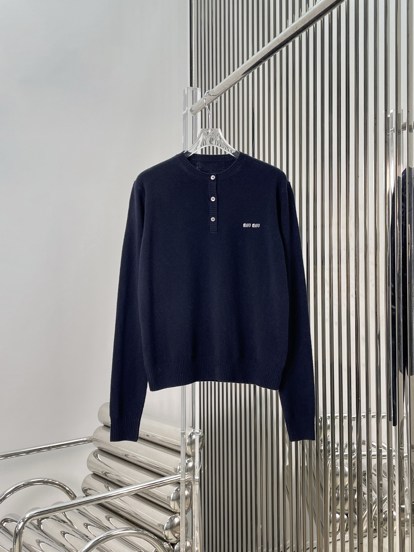 NO:685532,[Love] New style [Love]!  The latest MIU 26NEW navy blue round neck buttoned knit top. Size SML.,,miumiu,19860909[爱心]新款[爱心]！最新MIU 26NEW 海军蓝圆领纽扣针织上衣.尺码SML.,,miumiu,,Women's clothing