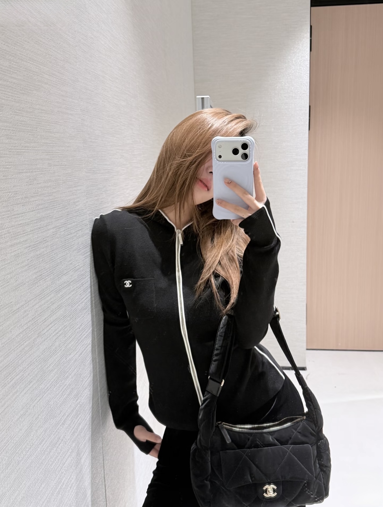 NO:685536,[Love] New style [Love]!  The latest CH 26NEW Xiaoxiang Handicraft zipper hooded knitted top. Color black, white. Size SML.,,hats,19860909[爱心]新款[爱心]！最新CH 26NEW 小香手工坊拉链连帽针织上衣.颜色黑、白.尺码SML.,,hats,,Women's clothing