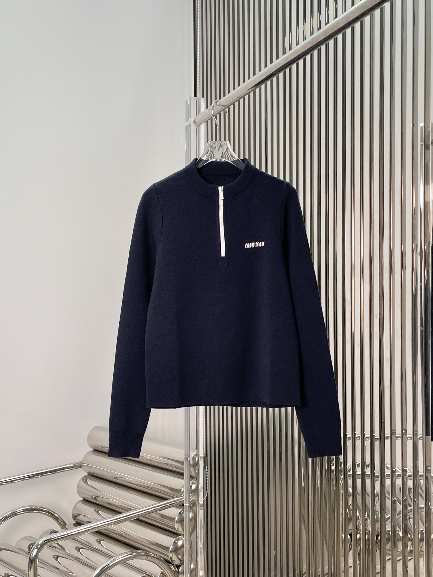 NO:686111,[Love] New style [Love]!  The latest MIU 26NEW zipper long-sleeved knitted top. Size SML.,,miumiu,19860909[爱心]新款[爱心]！最新MIU 26NEW 拉链长袖针织上衣.尺码SML.,,miumiu,,Women's clothing