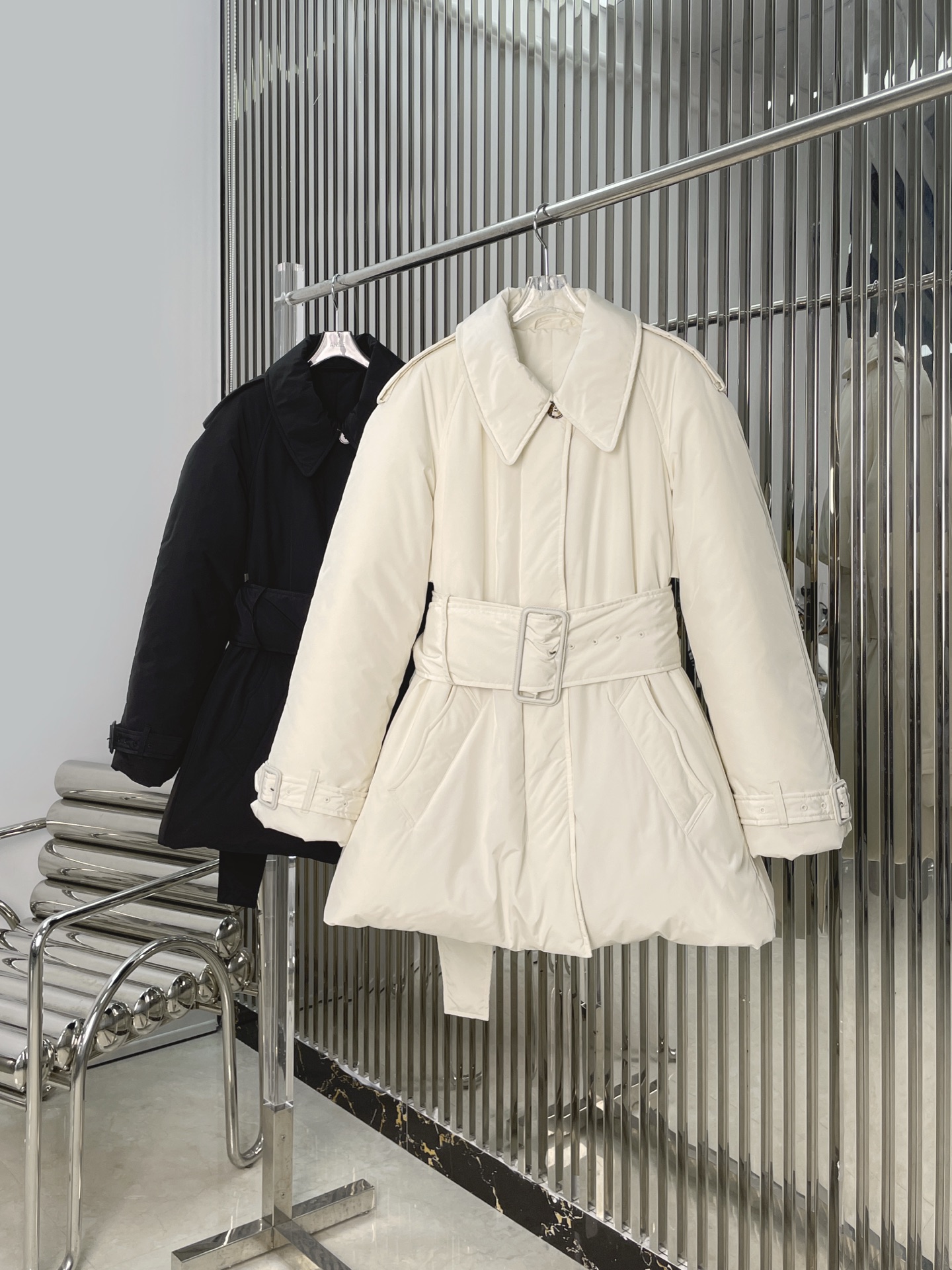 NO:686430,Comes with dust bag [love] New style [love]!  The latest BUR 26NEW cotton windbreaker down jacket with waistband. Color white, black. Size SML.,,burberry,down jacket,19860909配防尘袋[爱心]新款[爱心]！最新BUR 26NEW 腰带间棉风衣羽绒服.颜色白、黑.尺码SML.,,burberry,down jacket,,Women's clothing