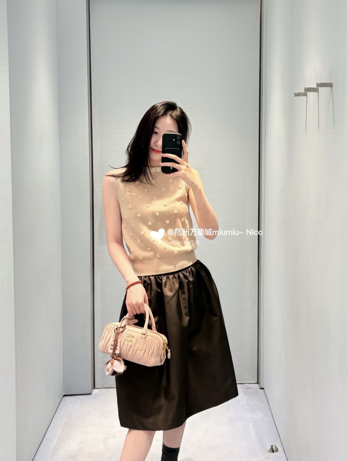 NO:686797,[Love] New style [Love]!  The latest MIU 26NEW heavy beaded knitted vest. Size SML.P,,miumiu,19860909[爱心]新款[爱心]！最新MIU 26NEW 重工钉珠针织背心.尺码SML.P,,miumiu,,Women's clothing