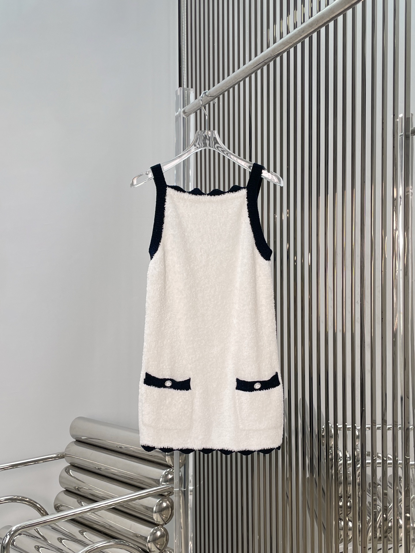 NO:693617,[Love] New style [Love]!  The latest CH 26NEW Xiaoxiangfeng suspender knitted dress. Size SML.,,skirts,19860909[爱心]新款[爱心]！最新CH 26NEW 小香风吊带针织连衣裙.尺码SML.,,skirts,,Women's clothing