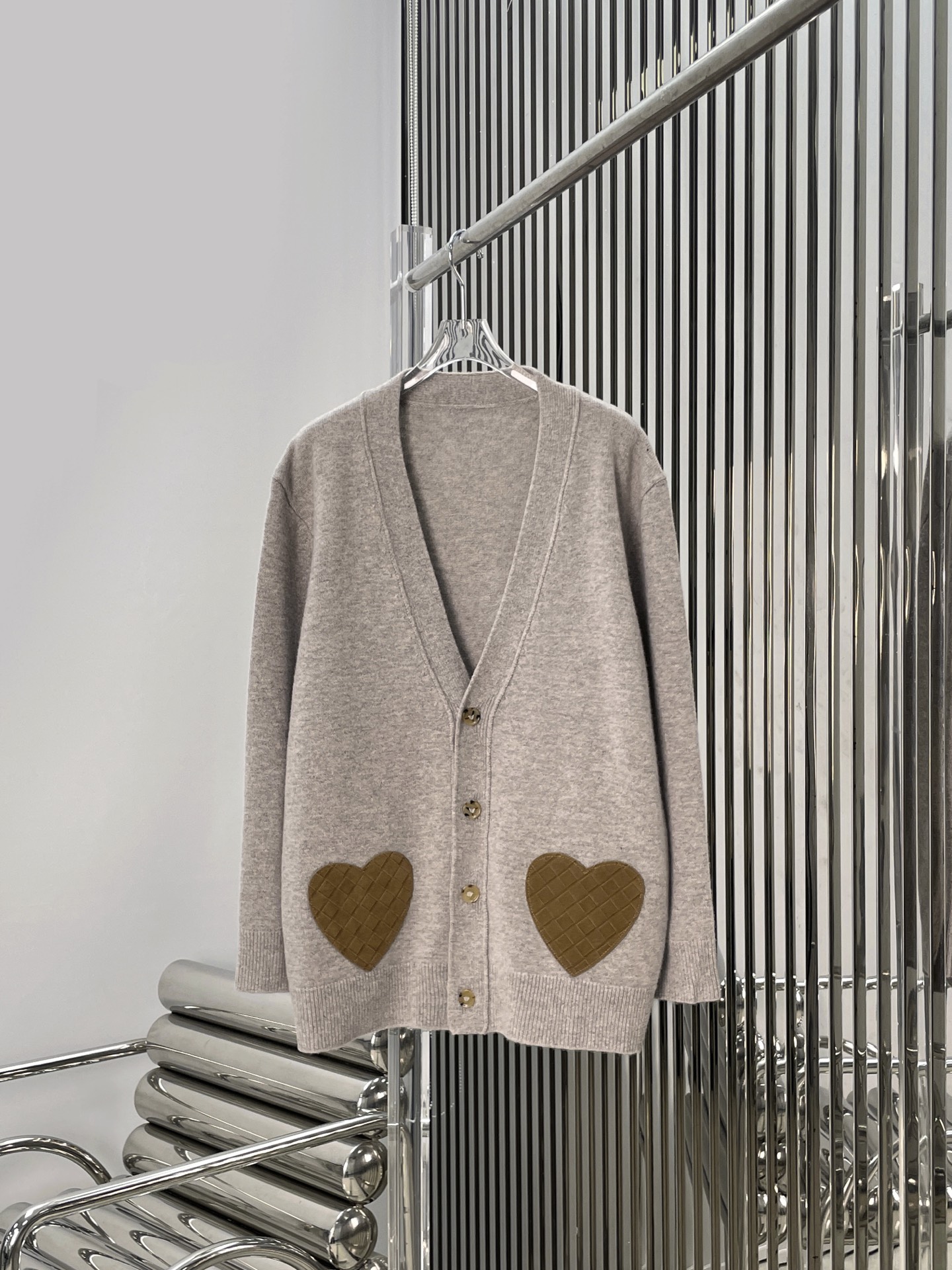 NO:695394,[Love] New style [Love]!  The latest BV 26NEW love woven suede decorated wool knitted cardigan. Size SML.,,bottega veneta,chamois leather,19860909[爱心]新款[爱心]！最新BV 26NEW 爱心编织麂皮装饰羊毛针织开衫.尺码SML.,,bottega veneta,chamois leather,,Women's clothing
