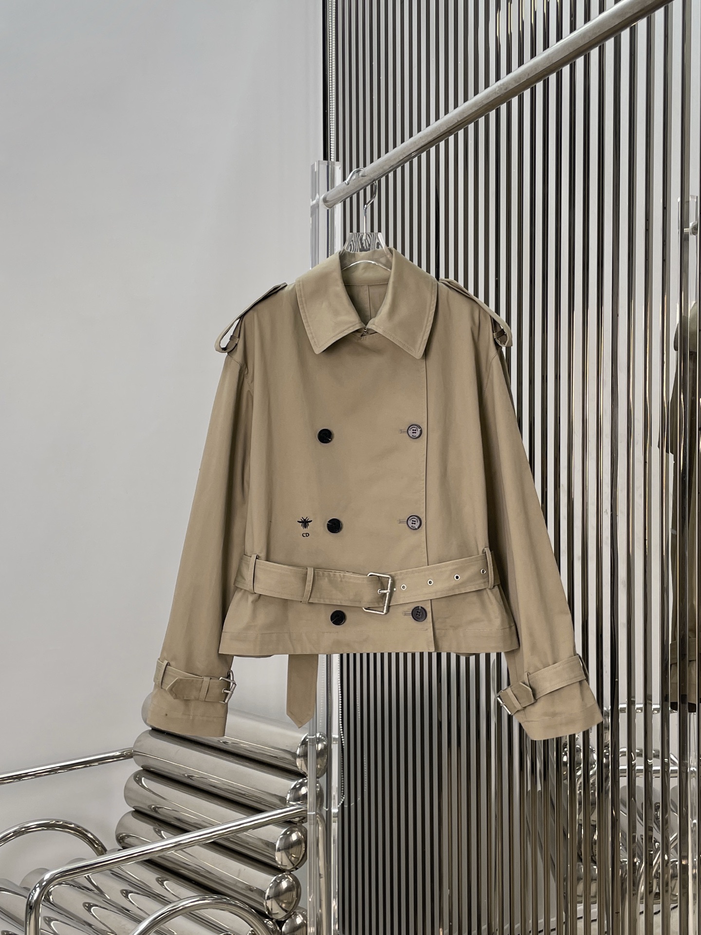 NO:695403,[Love] New style [Love]!  The latest D 26NEW bee embroidery waist belt short windbreaker. Size SML.,,19860909[爱心]新款[爱心]！最新D 26NEW 蜜蜂刺绣收腰腰带短款风衣.尺码SML.,,,Women's clothing