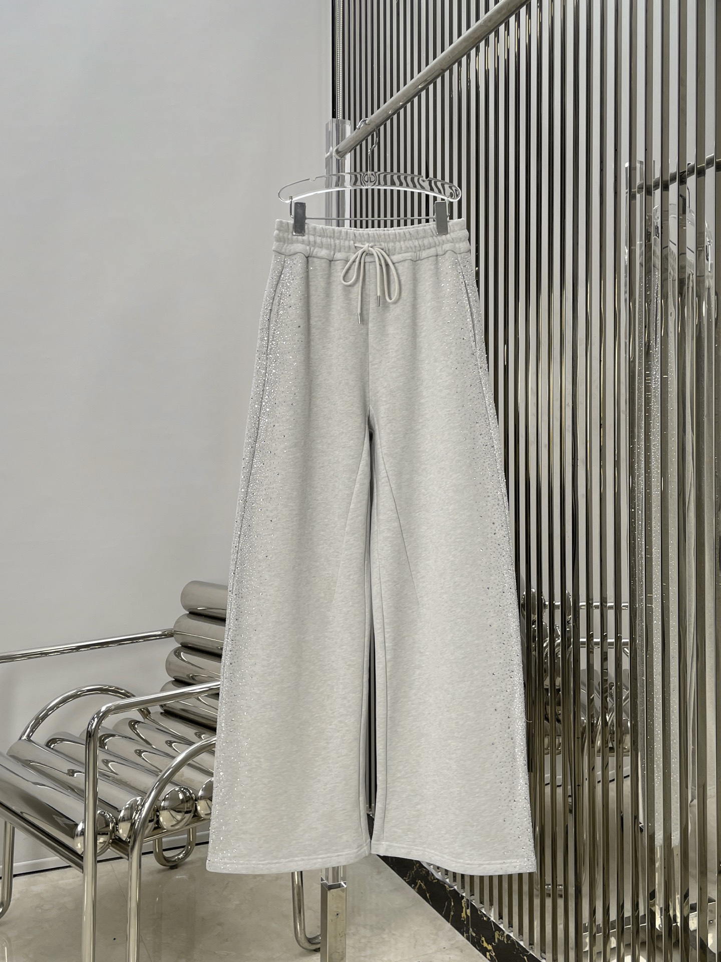 NO:695376,[Love] New style [Love]!  The latest ANN 26NEW flash diamond hooded sweatshirt + sweatpants. Size SML.,,hoodie,sweatshirts,hats,19860909[爱心]新款[爱心]！最新ANN 26NEW 闪钻烫钻连帽卫衣+卫裤.尺码SML.,,hoodie,sweatshirts,hats,,Women's clothing