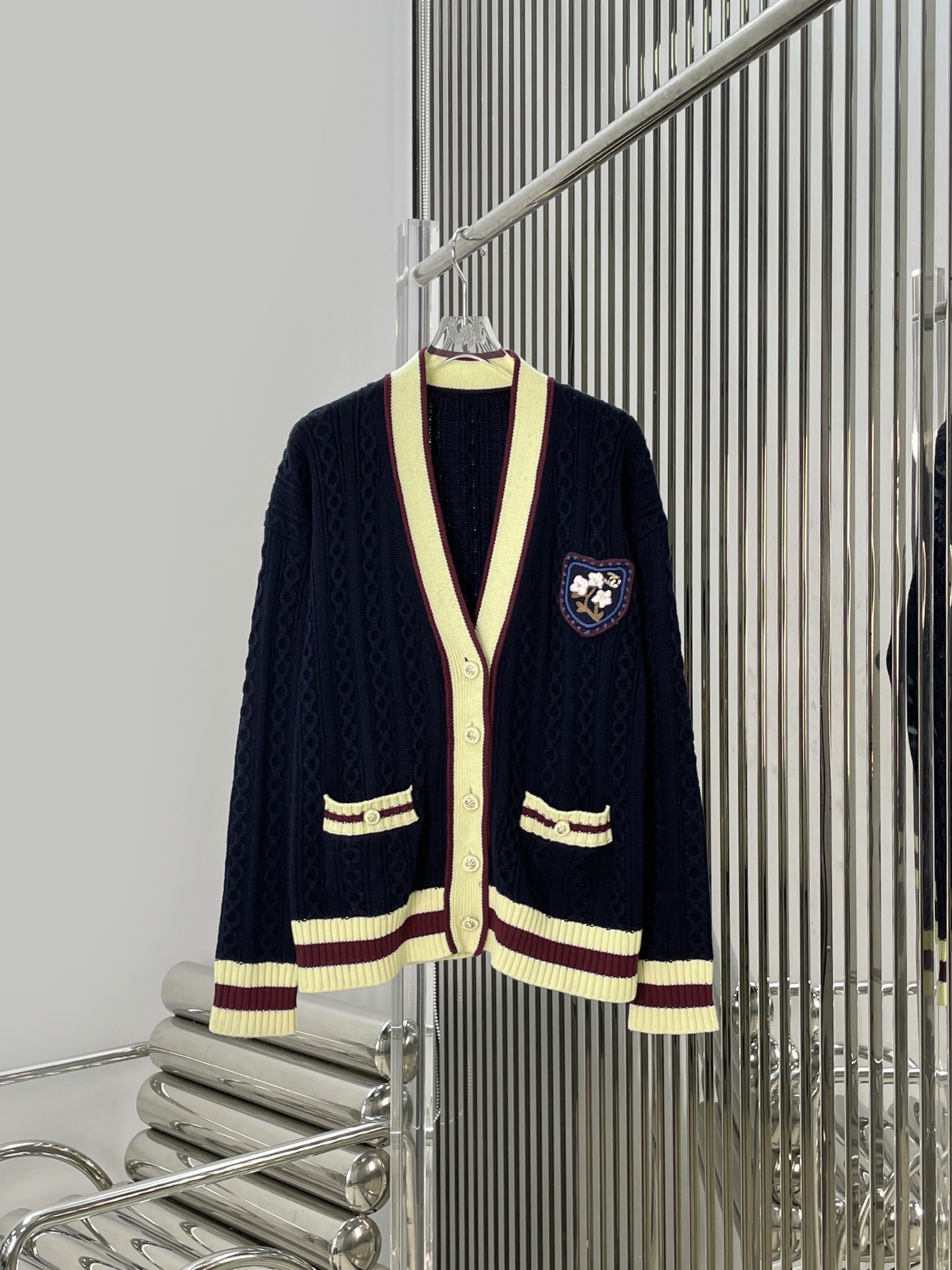 NO:695381,[Love] New style [Love]!  The latest CH 26NEW Xiaoxiangfeng badge knitted cardigan. Size SML.P,,19860909[爱心]新款[爱心]！最新CH 26NEW 小香风徽章针织开衫.尺码SML.P,,,Women's clothing