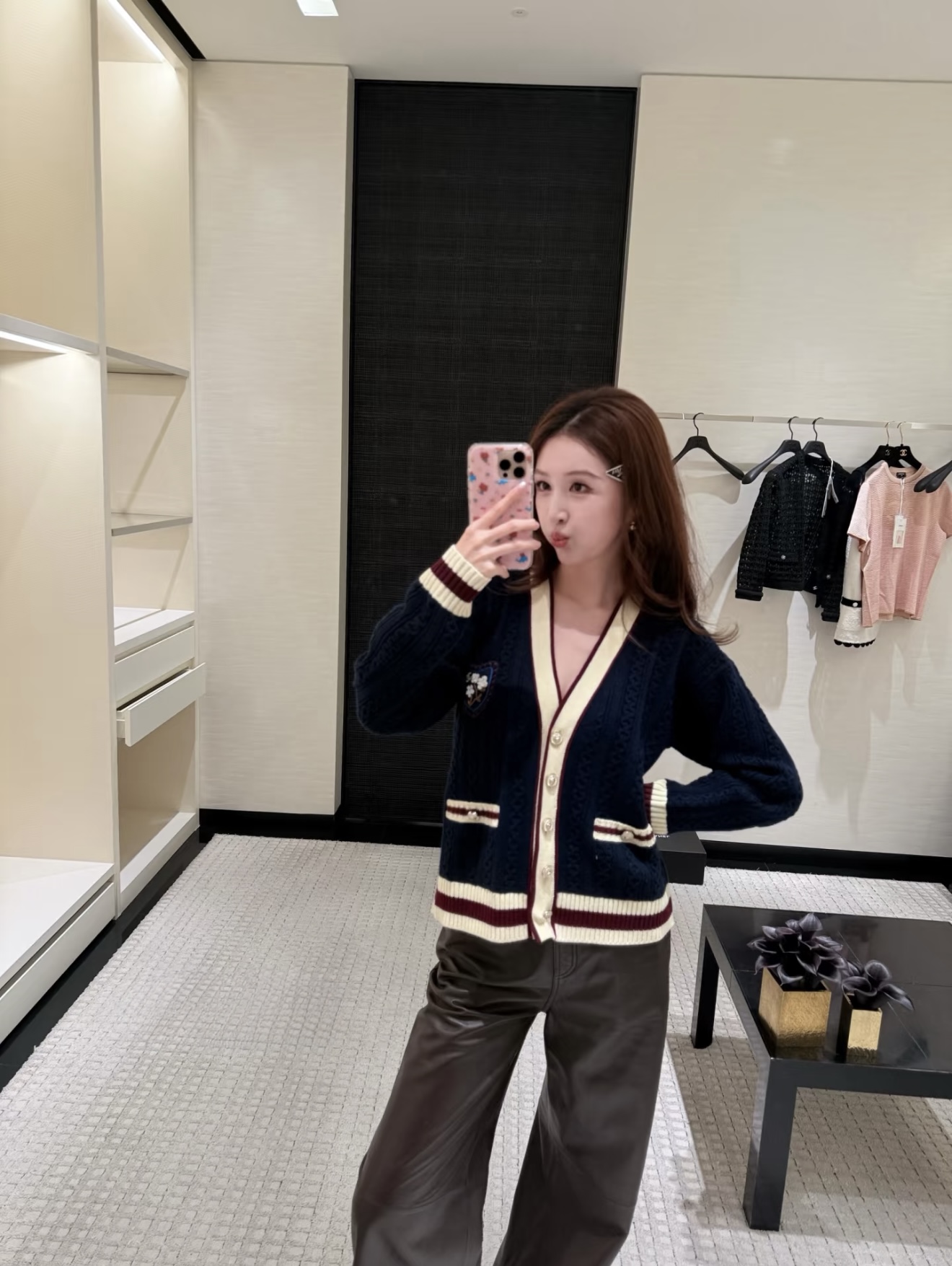 NO:695389,[Love] New style [Love]!  The latest CH 26NEW Xiaoxiangfeng badge knitted cardigan. Size SML.,,19860909[爱心]新款[爱心]！最新CH 26NEW 小香风徽章针织开衫.尺码SML.,,,Women's clothing