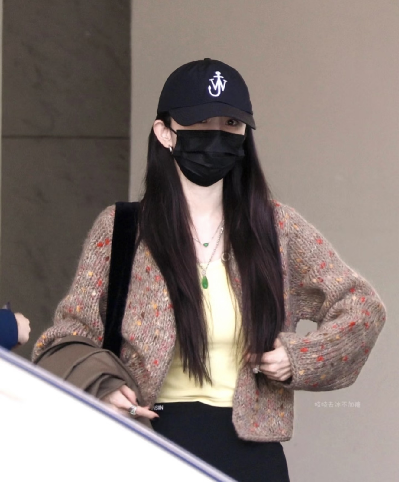 NO:697040,[Love] New style [Love]!  The latest M 26NEW Yang Mi's same color mixed yarn knitted cardigan. Size SML.,,19860909[爱心]新款[爱心]！最新M 26NEW 杨幂同款彩色混纱针织开衫.尺码SML.,,,Women's clothing